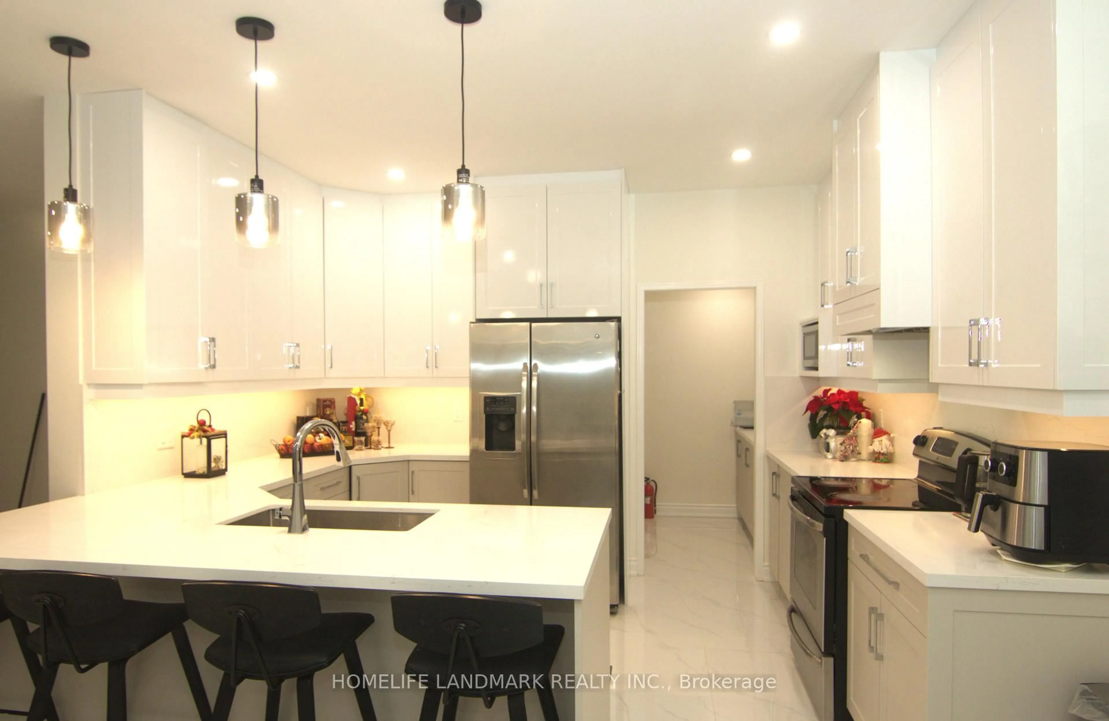 Contemporary kitchen, unknown for 3861 Mulligan Cross, Mississauga Ontario L5M 7B2