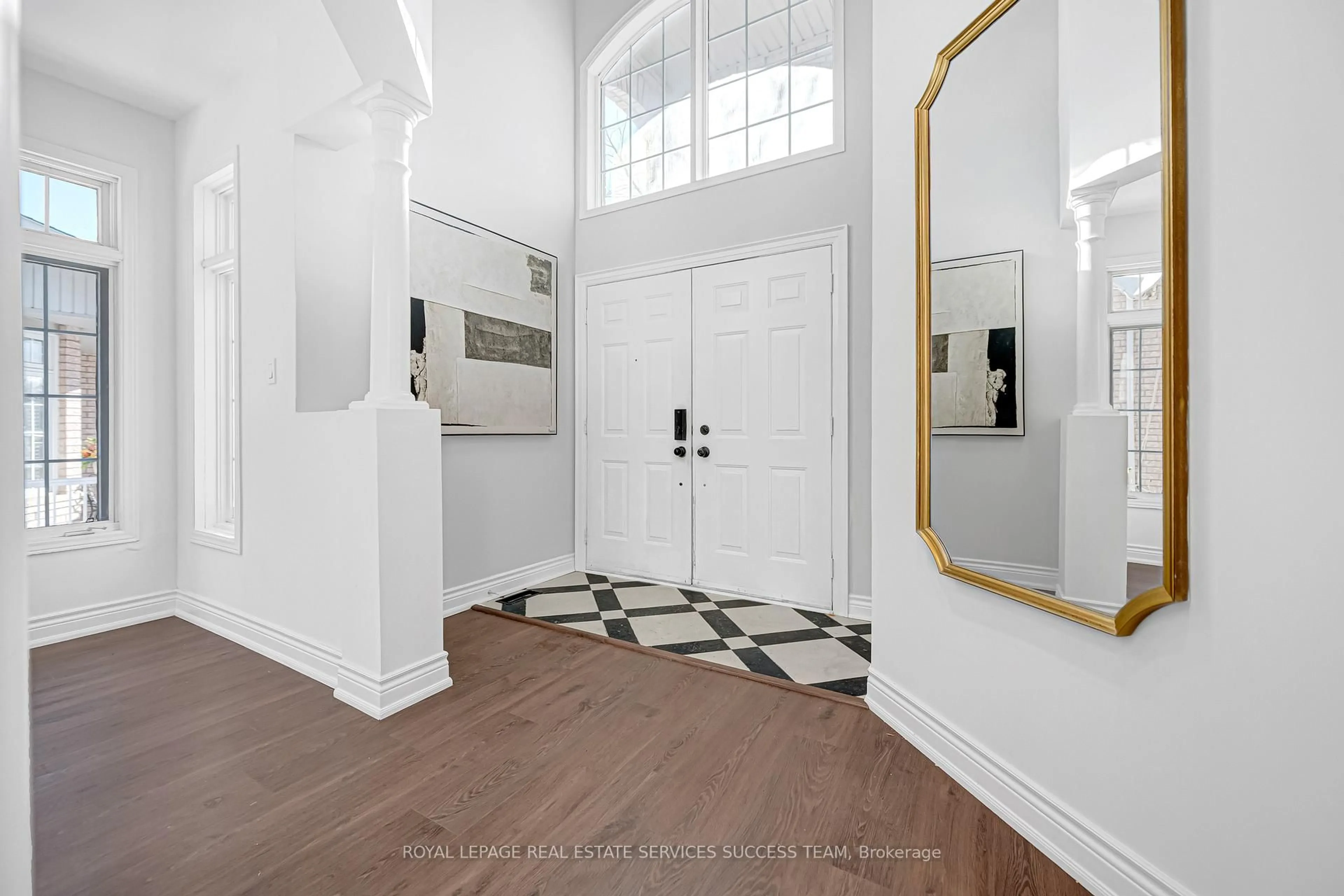 Indoor entryway for 681 Bristol Rd, Mississauga Ontario L5R 3Y1