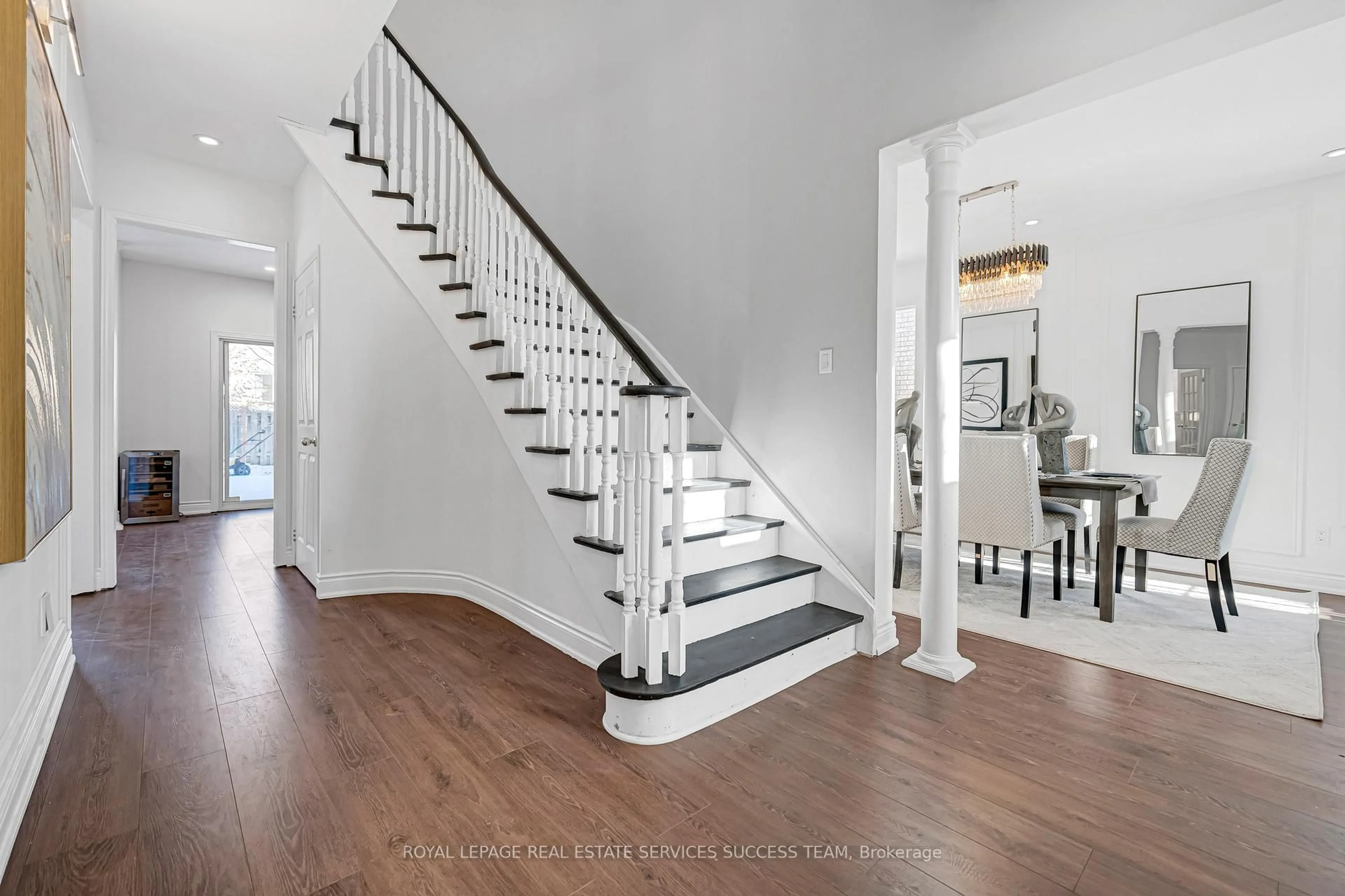 Stairs for 681 Bristol Rd, Mississauga Ontario L5R 3Y1