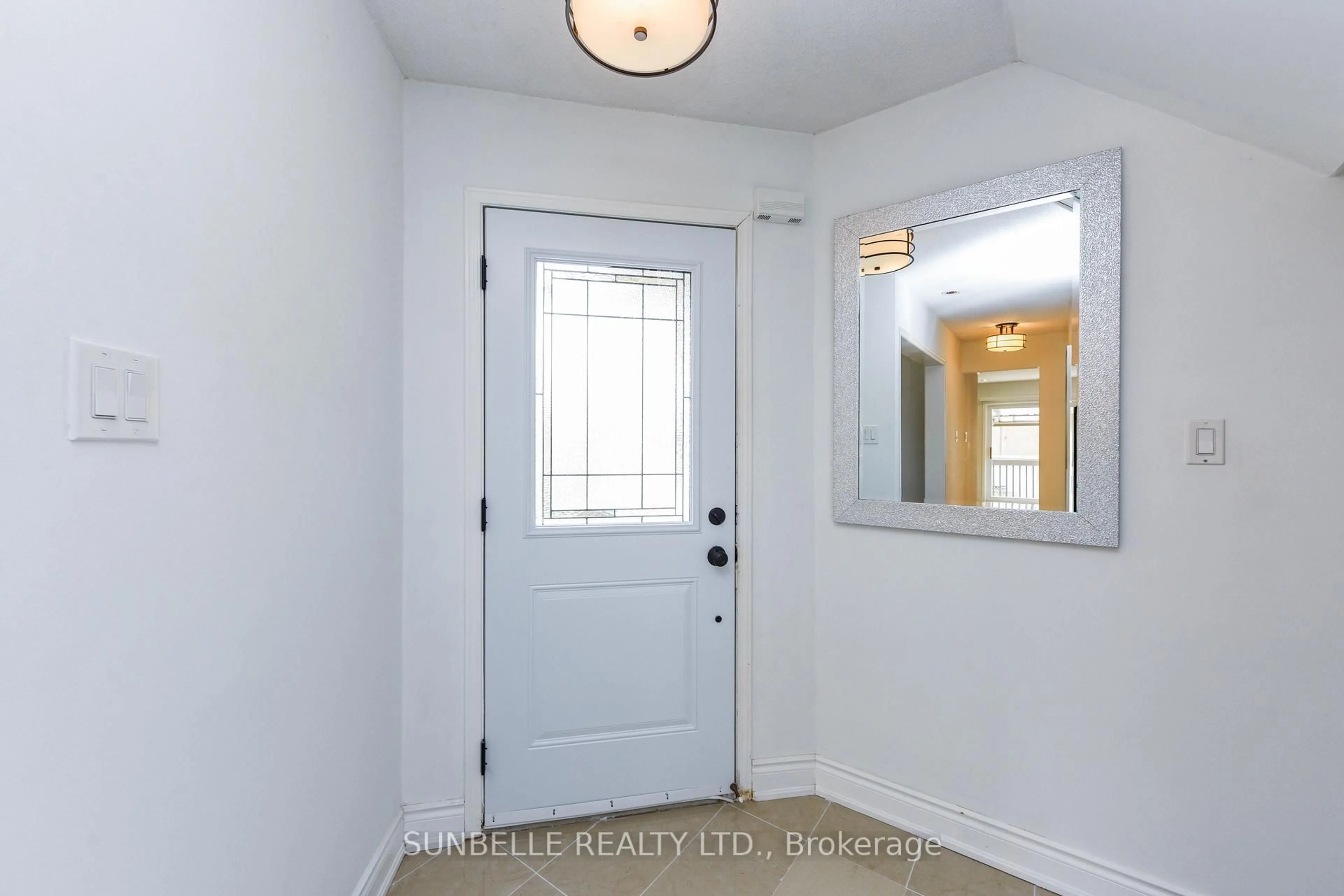 Indoor entryway for 3826 Allcroft Rd, Mississauga Ontario L5N 6V6