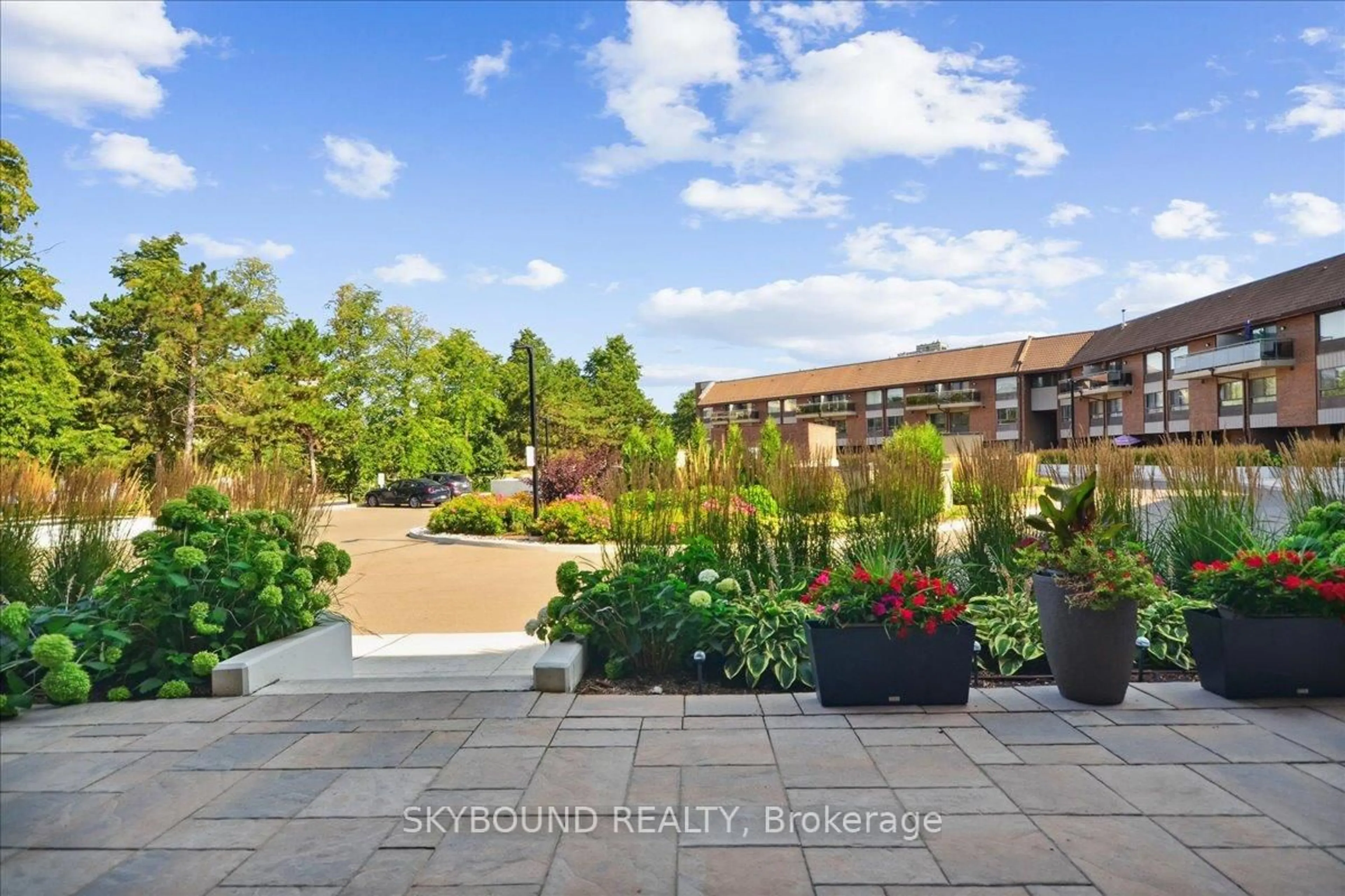 Patio, unknown for 1000 Cedarglen Gate #506, Mississauga Ontario L5C 3Z5