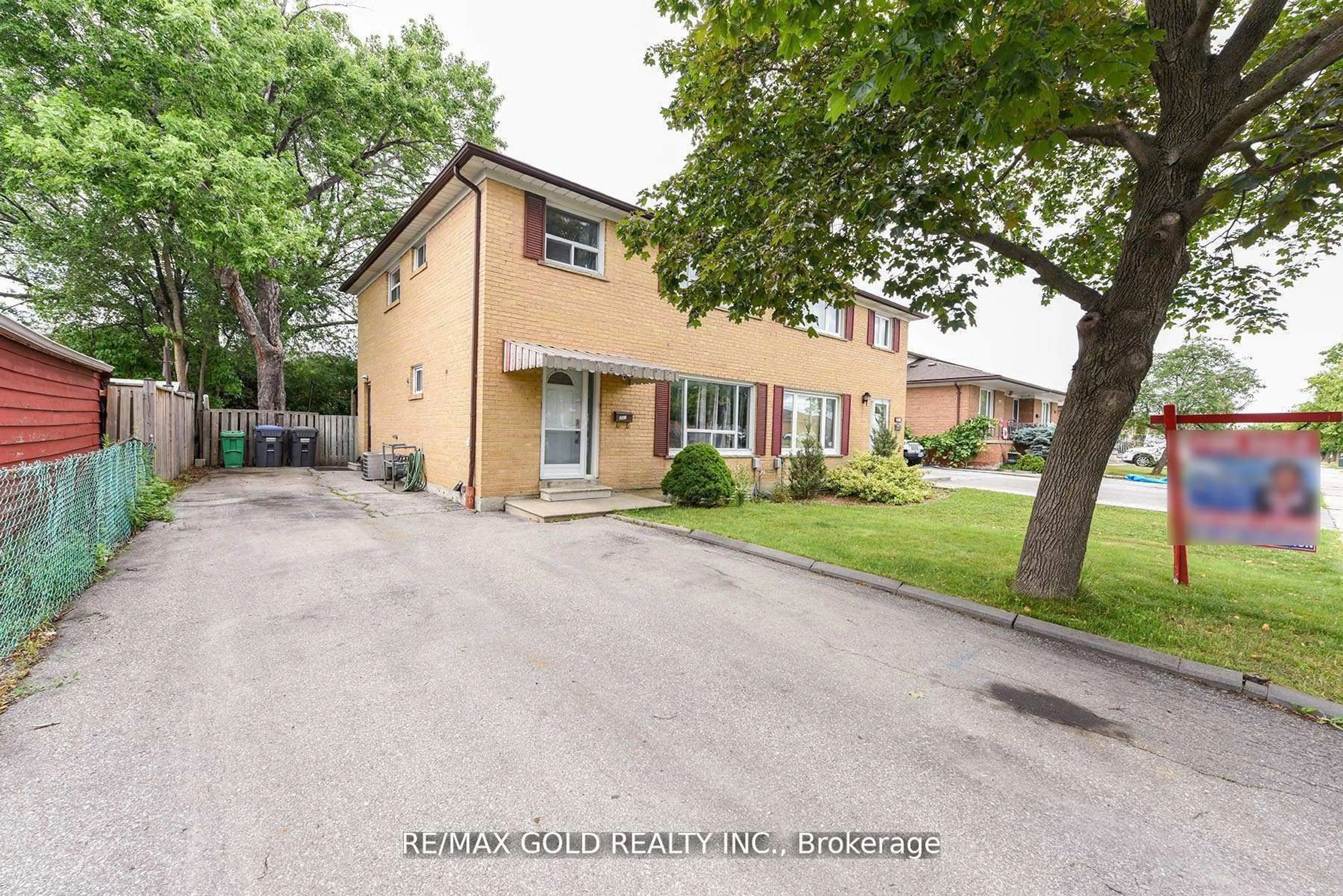 A pic from outside/outdoor area/front of a property/back of a property/a pic from drone, street for 3507 Laddie Cres, Mississauga Ontario L4T 1N2
