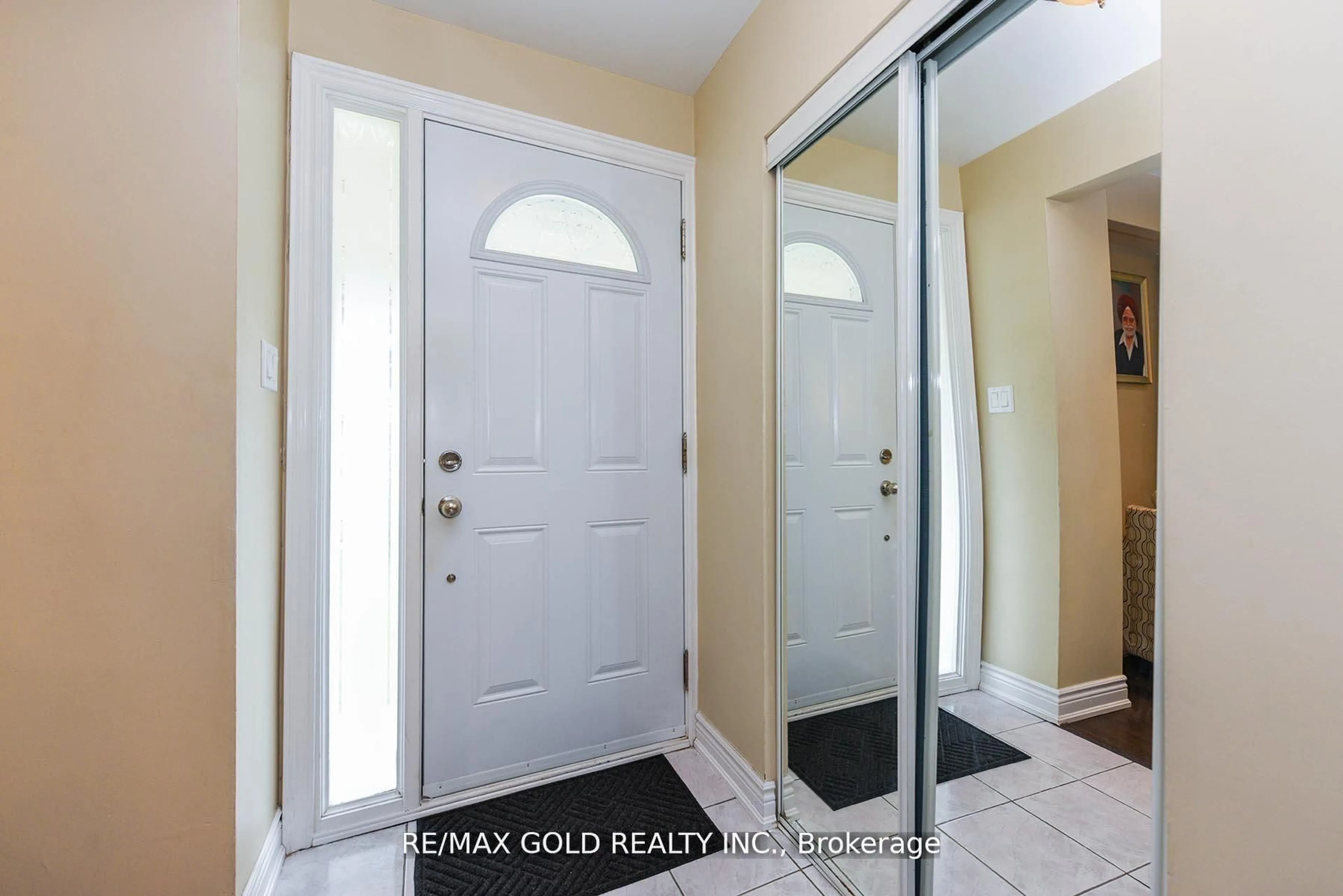Indoor entryway for 3507 Laddie Cres, Mississauga Ontario L4T 1N2