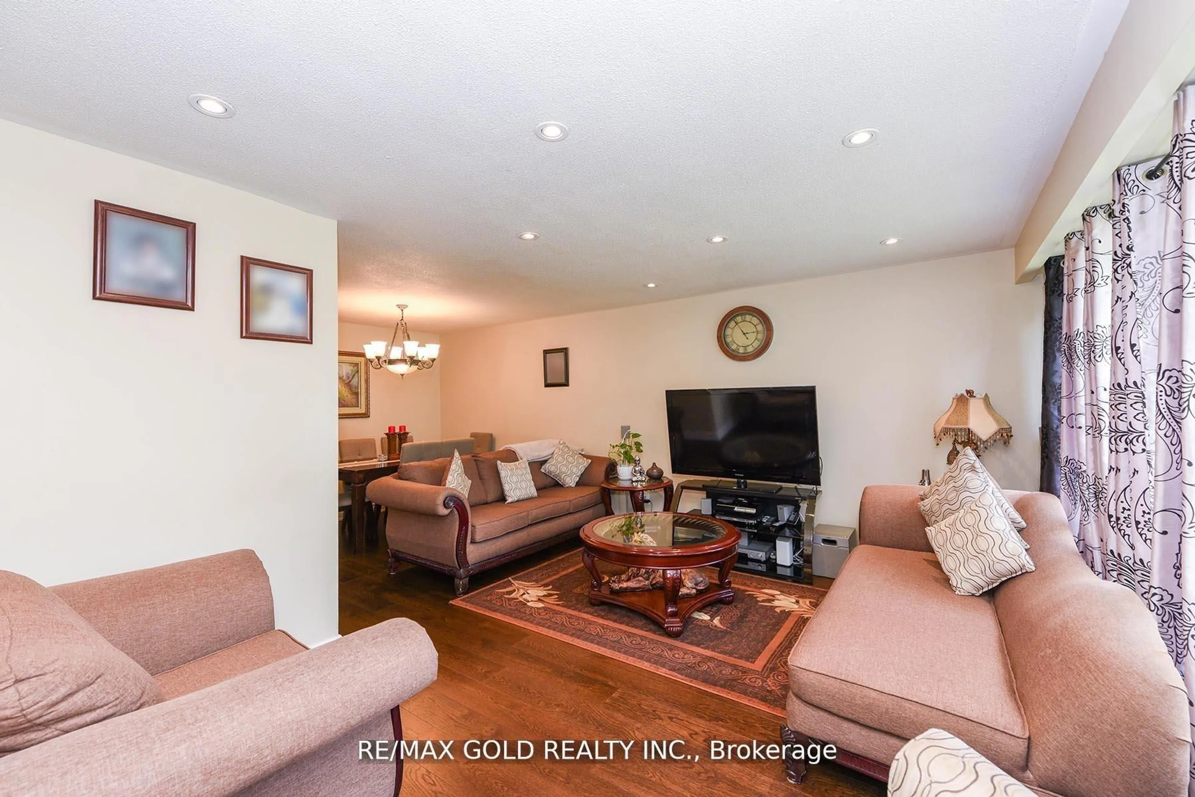 Living room with furniture, wood/laminate floor for 3507 Laddie Cres, Mississauga Ontario L4T 1N2