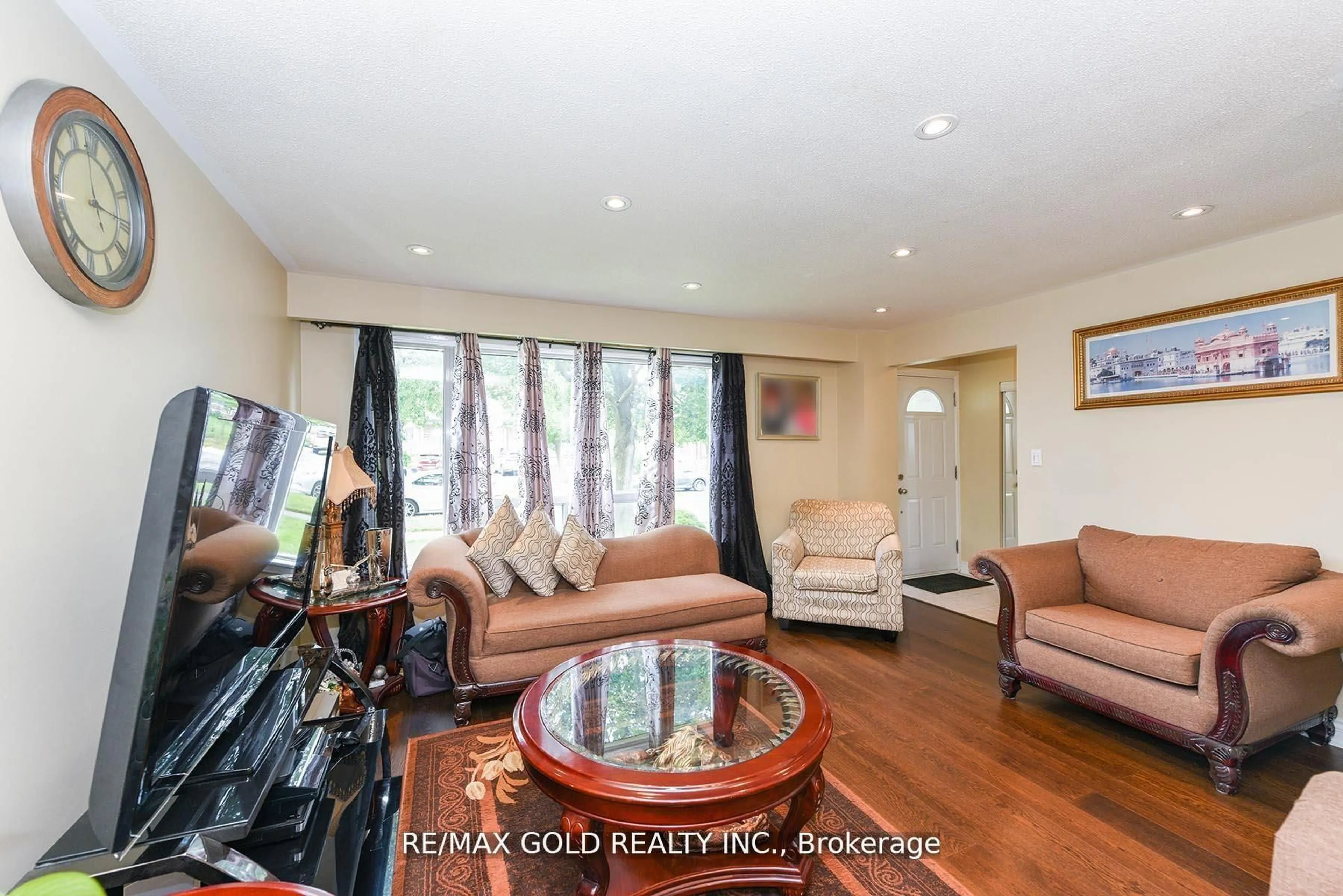 Living room with furniture, wood/laminate floor for 3507 Laddie Cres, Mississauga Ontario L4T 1N2