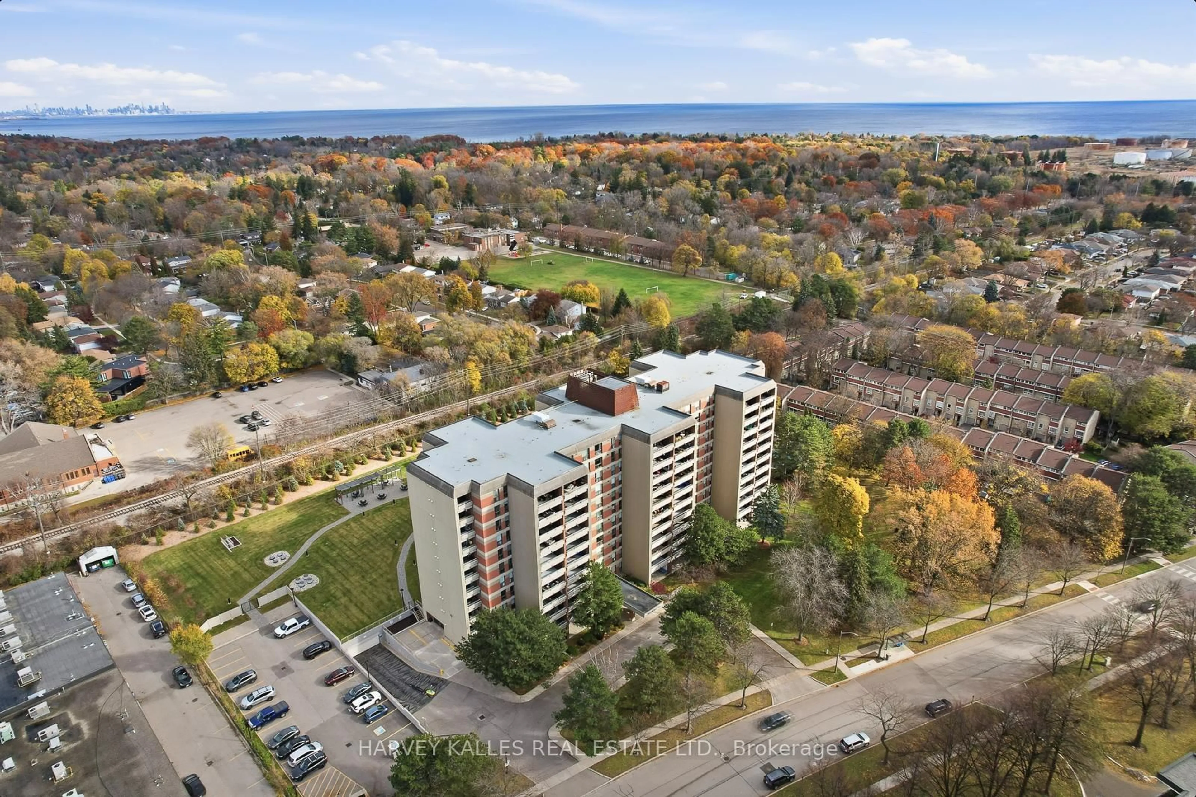 A pic from outside/outdoor area/front of a property/back of a property/a pic from drone, unknown for 965 Inverhouse Dr #501, Mississauga Ontario L5J 4B4