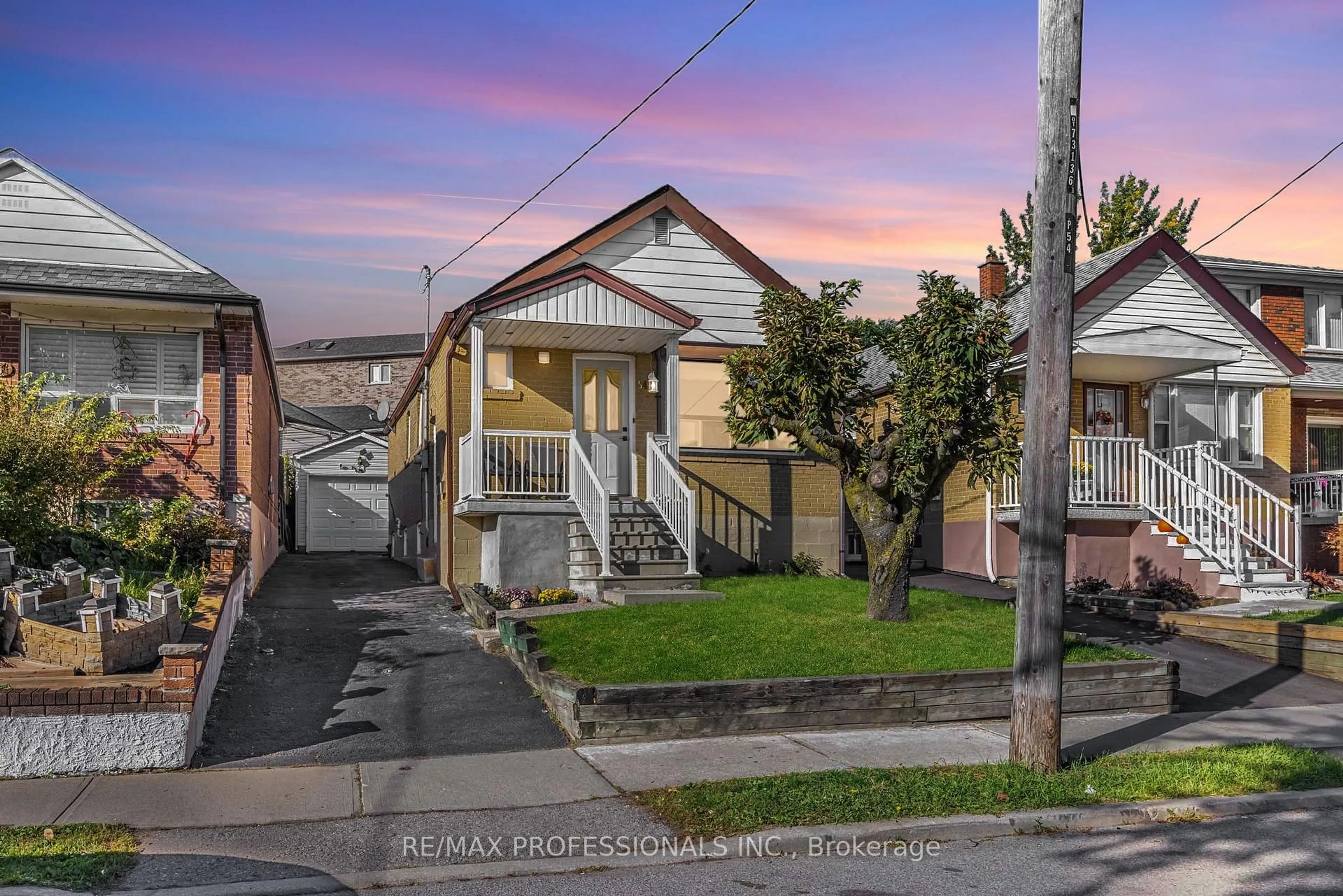 A pic from outside/outdoor area/front of a property/back of a property/a pic from drone, street for 54 Holmesdale Cres, Toronto Ontario M6E 1Y5