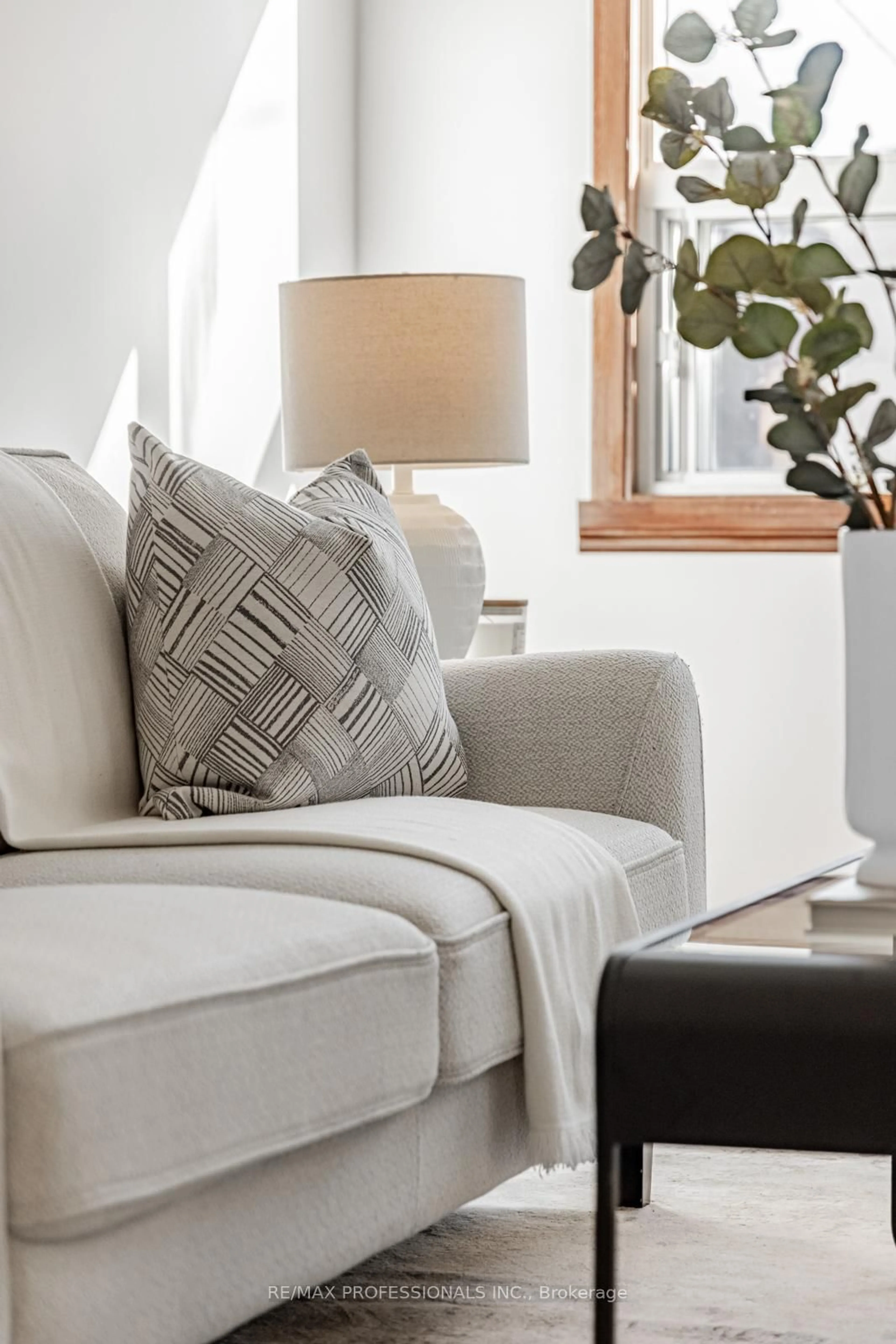 Living room with furniture, unknown for 54 Holmesdale Cres, Toronto Ontario M6E 1Y5