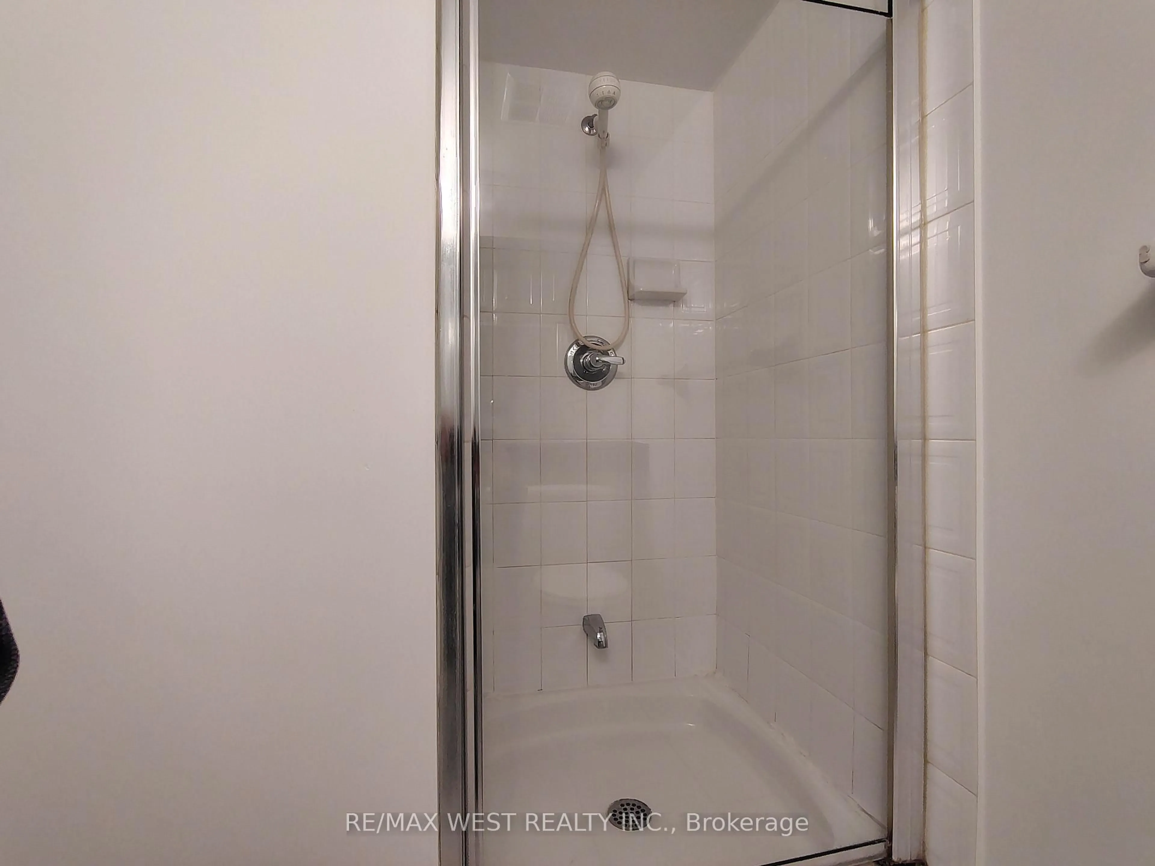 Standard bathroom, floor is not visible for 1 Elm Dr #1301, Mississauga Ontario L5B 4M1