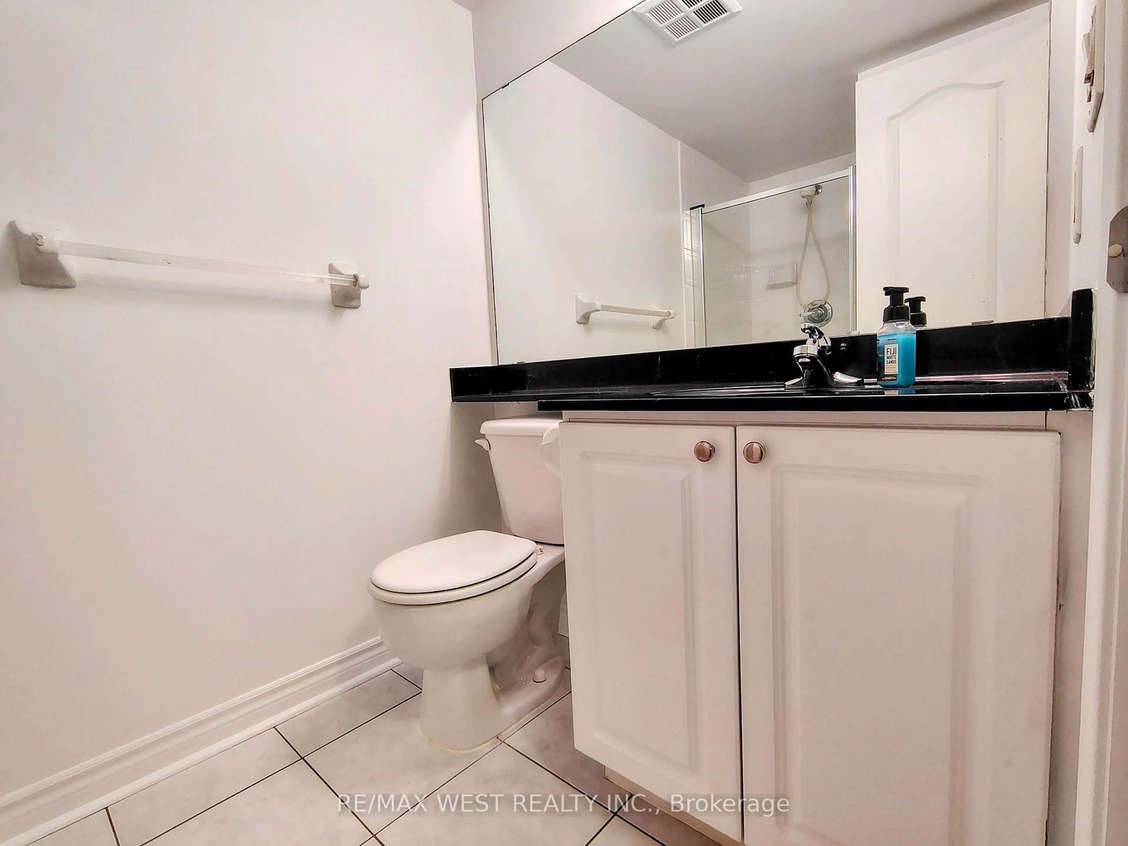 Standard bathroom, unknown for 1 Elm Dr #1301, Mississauga Ontario L5B 4M1