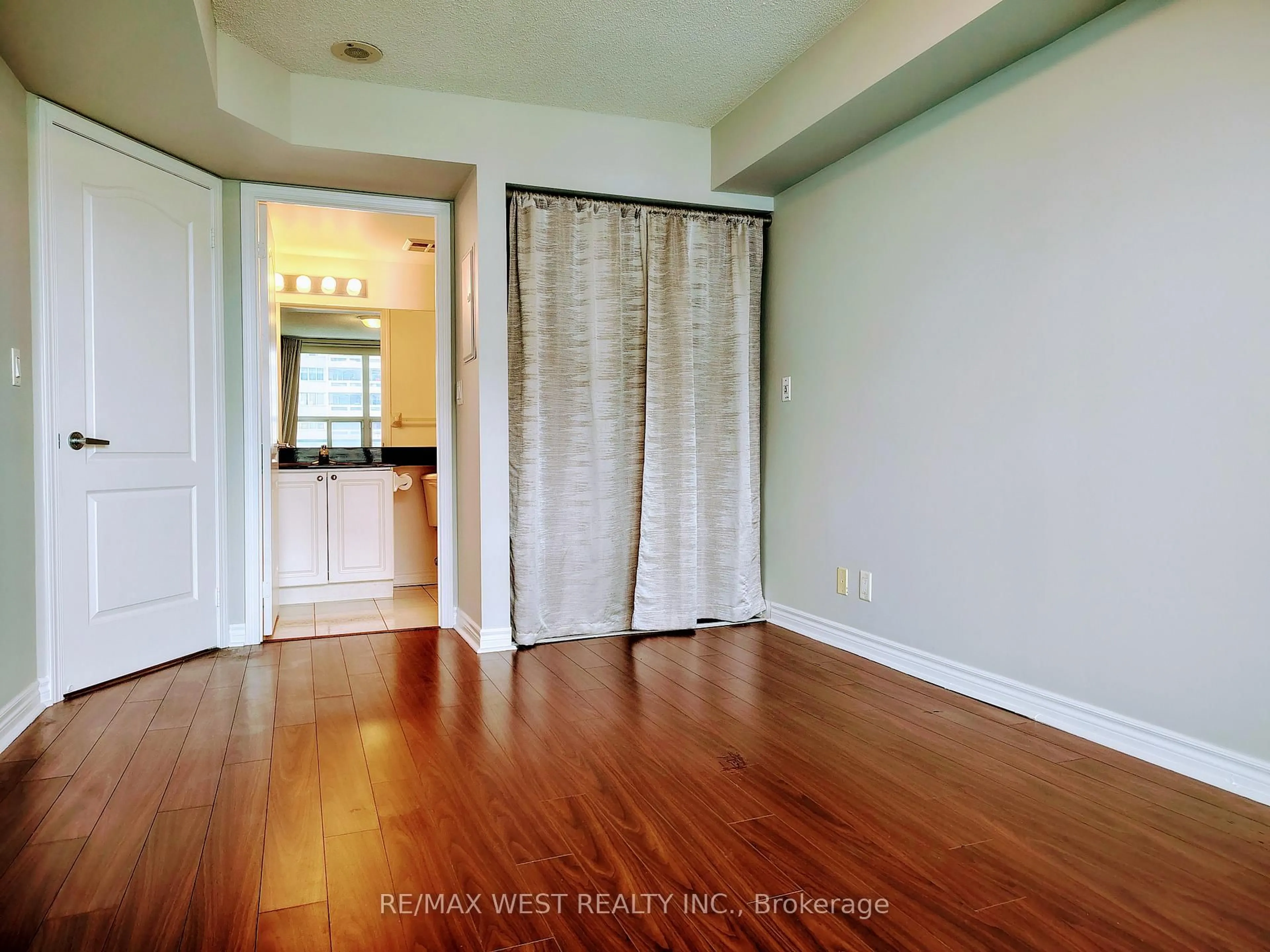 Unknown for 1 Elm Dr #1301, Mississauga Ontario L5B 4M1