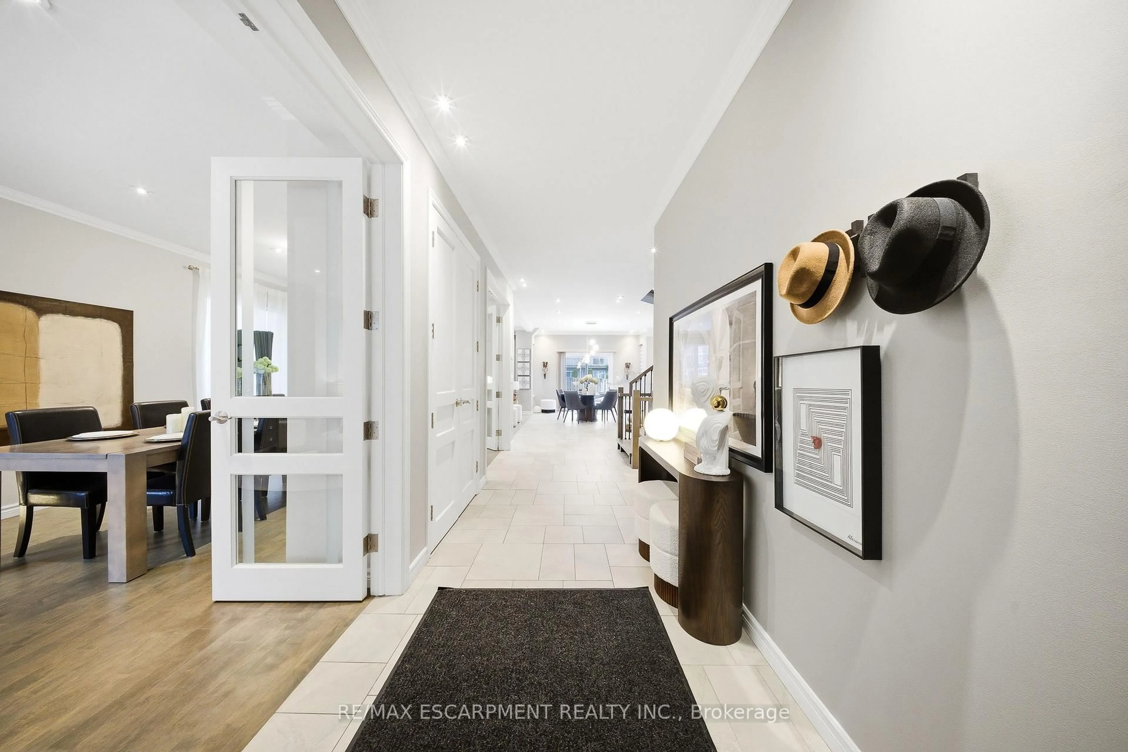 Indoor entryway for 3205 Rolling Stone Crt, Mississauga Ontario L5B 1V8