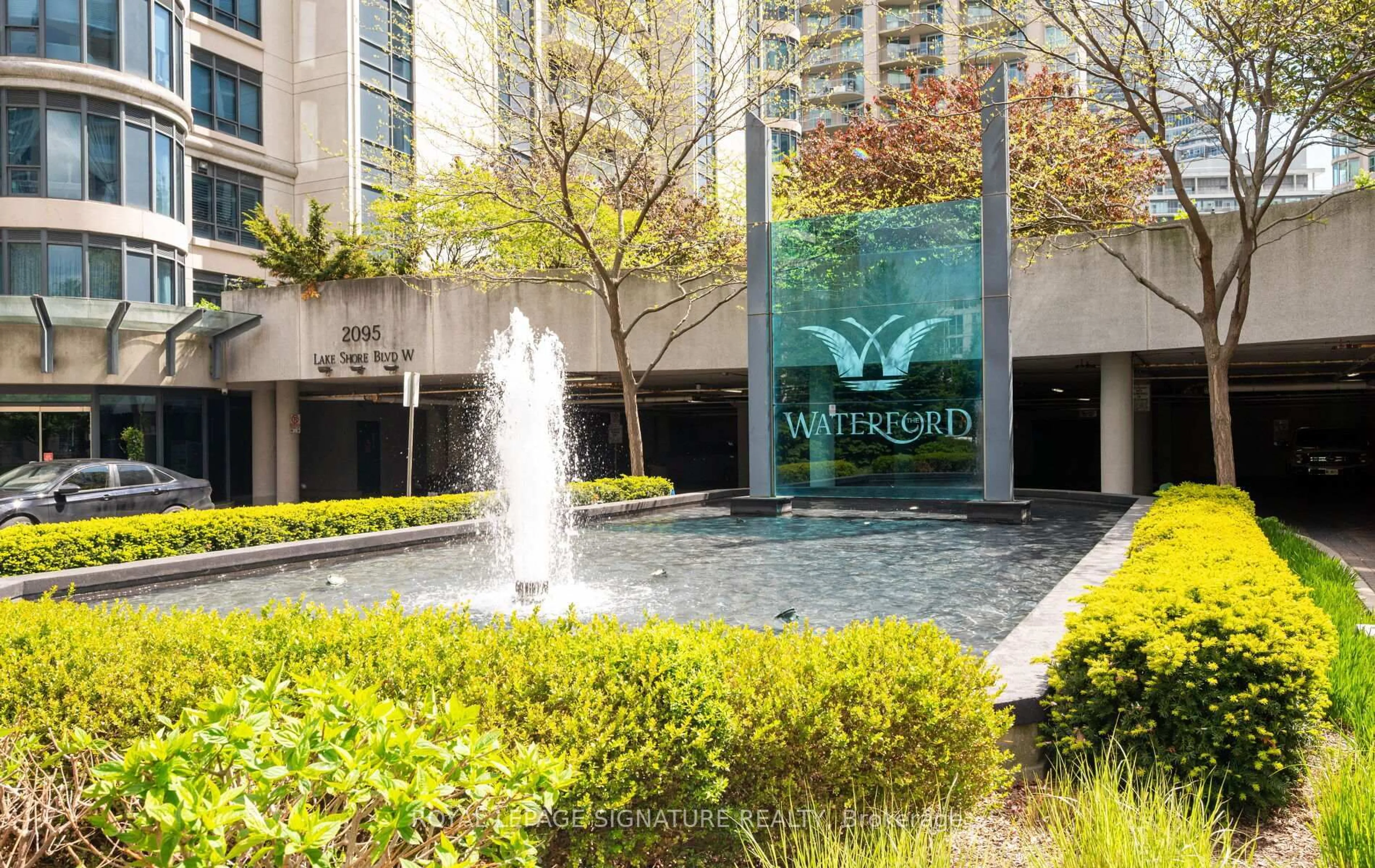 Indoor foyer for 2083 Lake Shore Blvd #1613, Toronto Ontario M8V 4G2