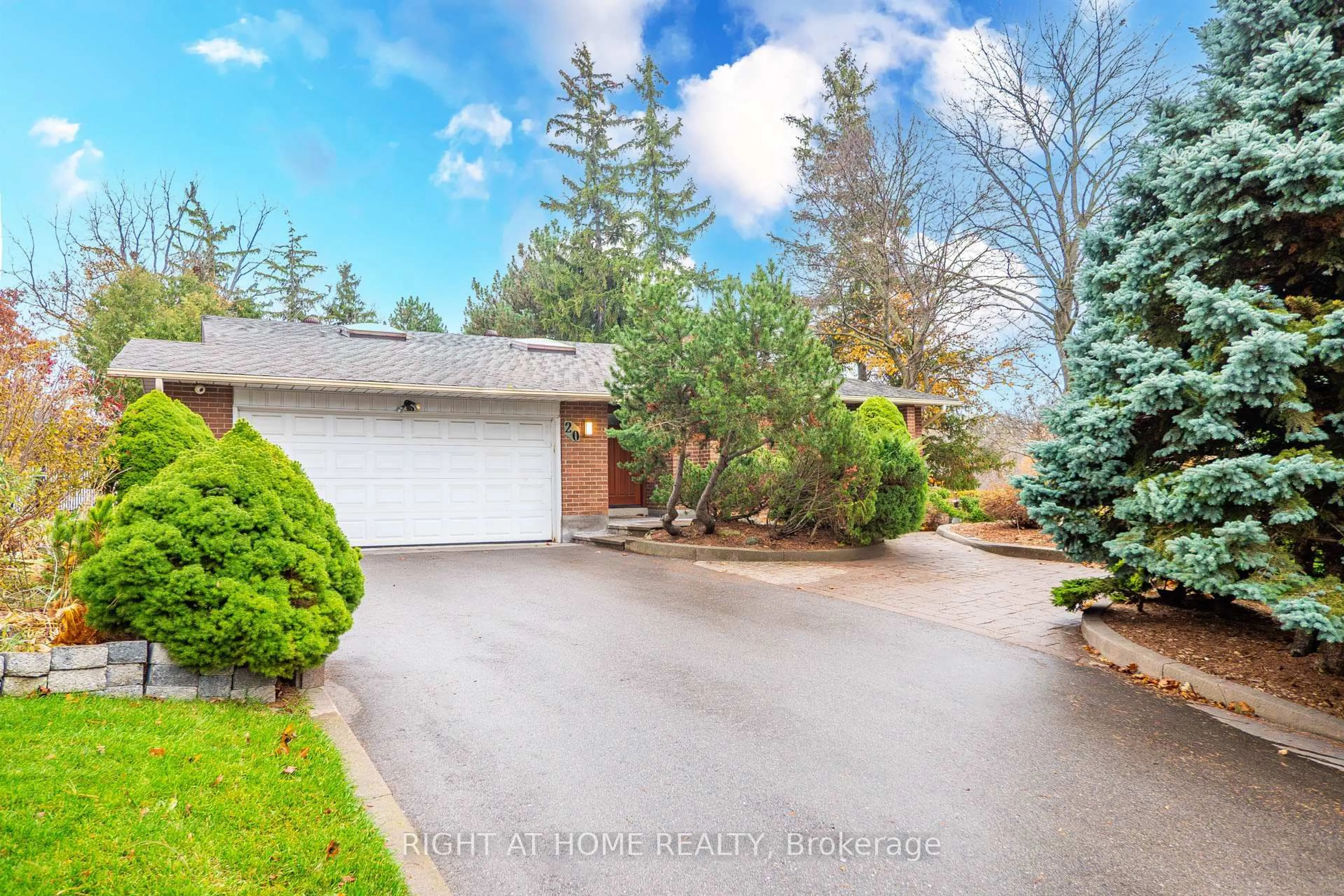 A pic from outside/outdoor area/front of a property/back of a property/a pic from drone, street for 20 Pine Ridge Lane, Brampton Ontario L6W 1G6