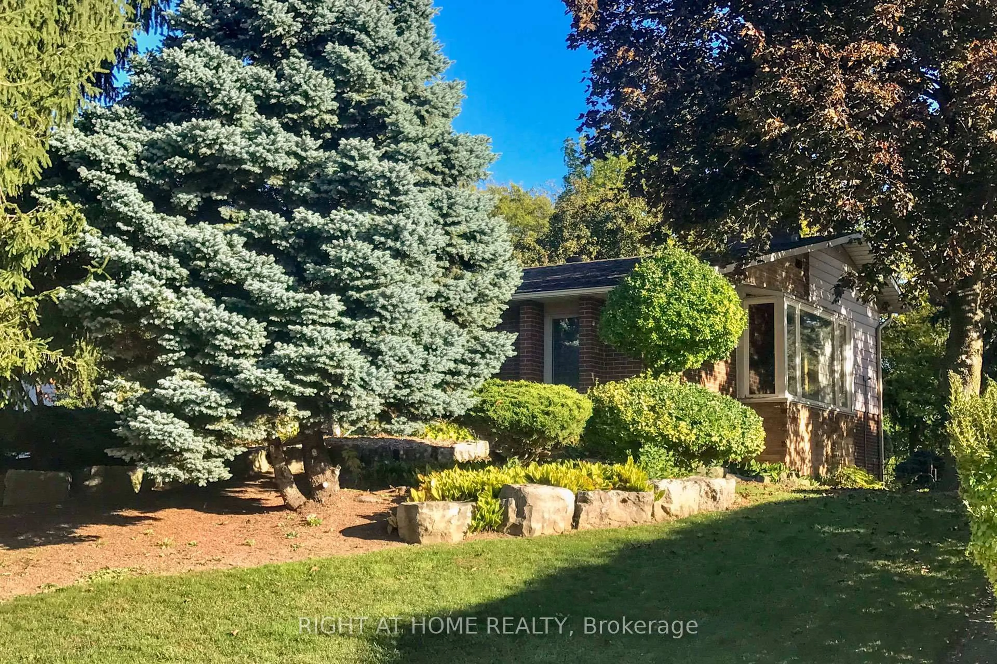 A pic from outside/outdoor area/front of a property/back of a property/a pic from drone, unknown for 20 Pine Ridge Lane, Brampton Ontario L6W 1G6