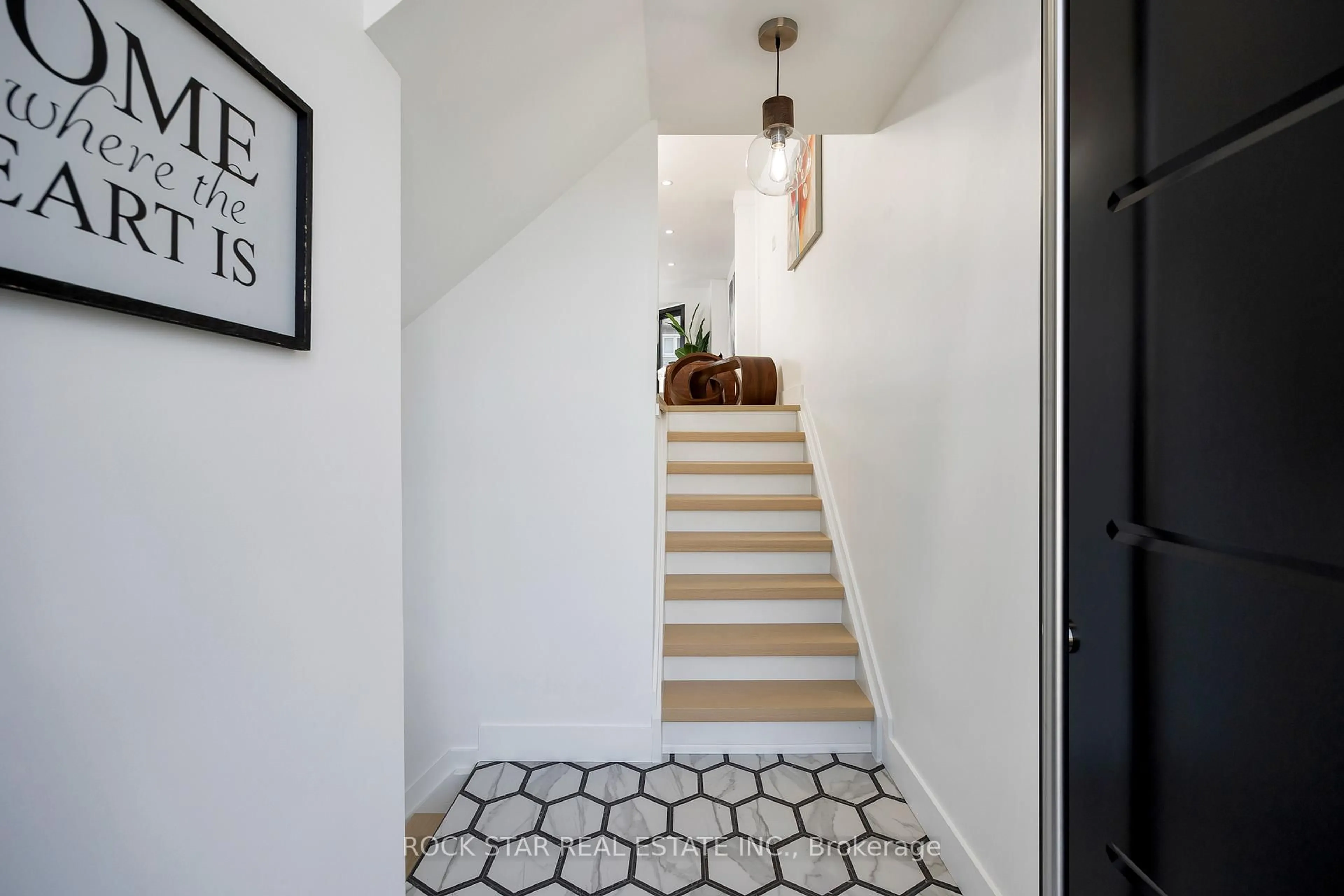 Indoor entryway for 5090 FAIRVIEW St #50, Burlington Ontario L7L 7H5