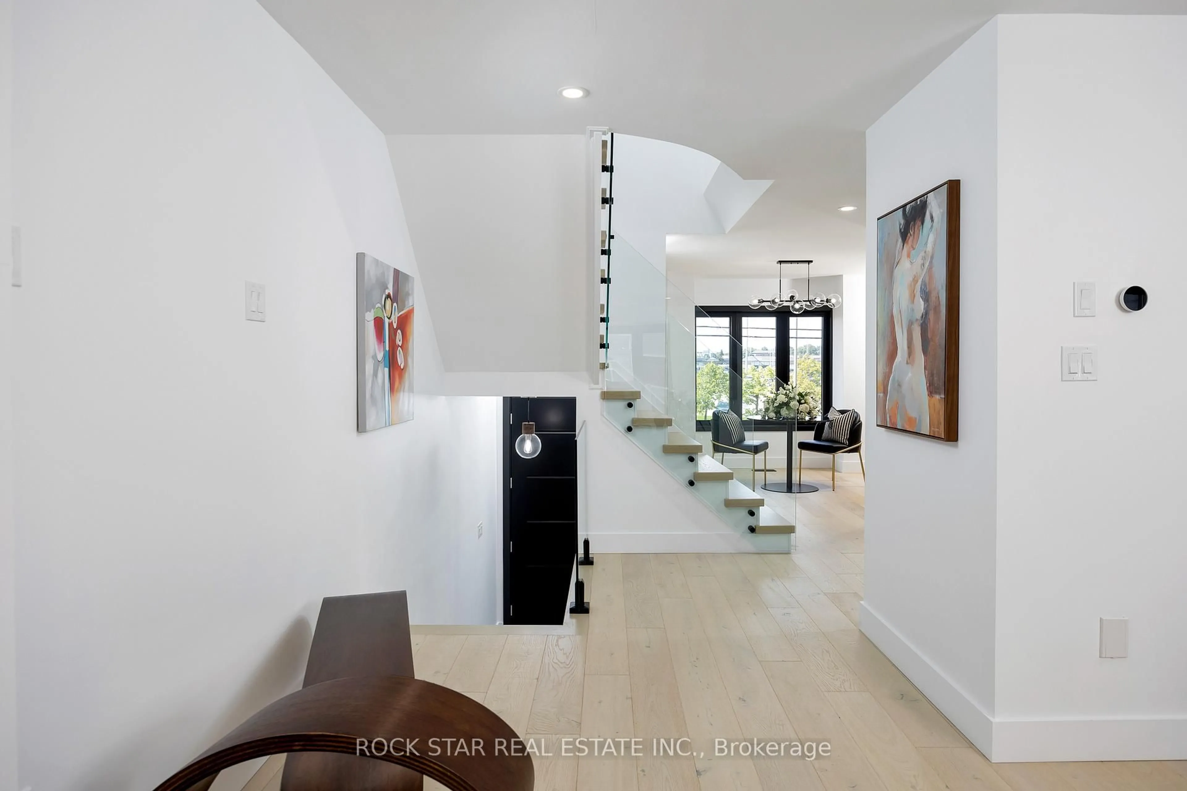 Indoor foyer for 5090 FAIRVIEW St #50, Burlington Ontario L7L 7H5