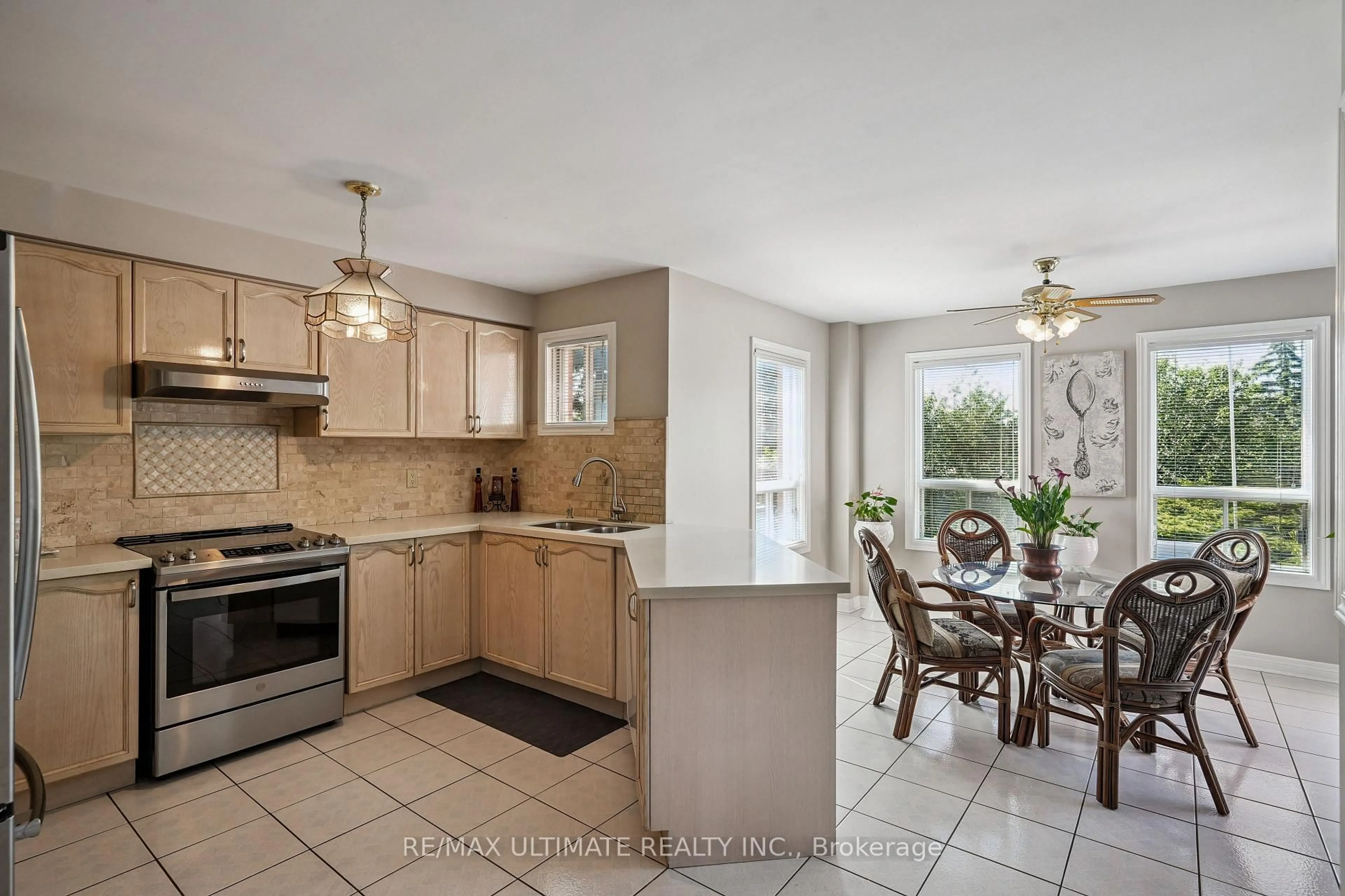Open concept kitchen, ceramic/tile floor for 961 Focal Rd, Mississauga Ontario L5V 1M8
