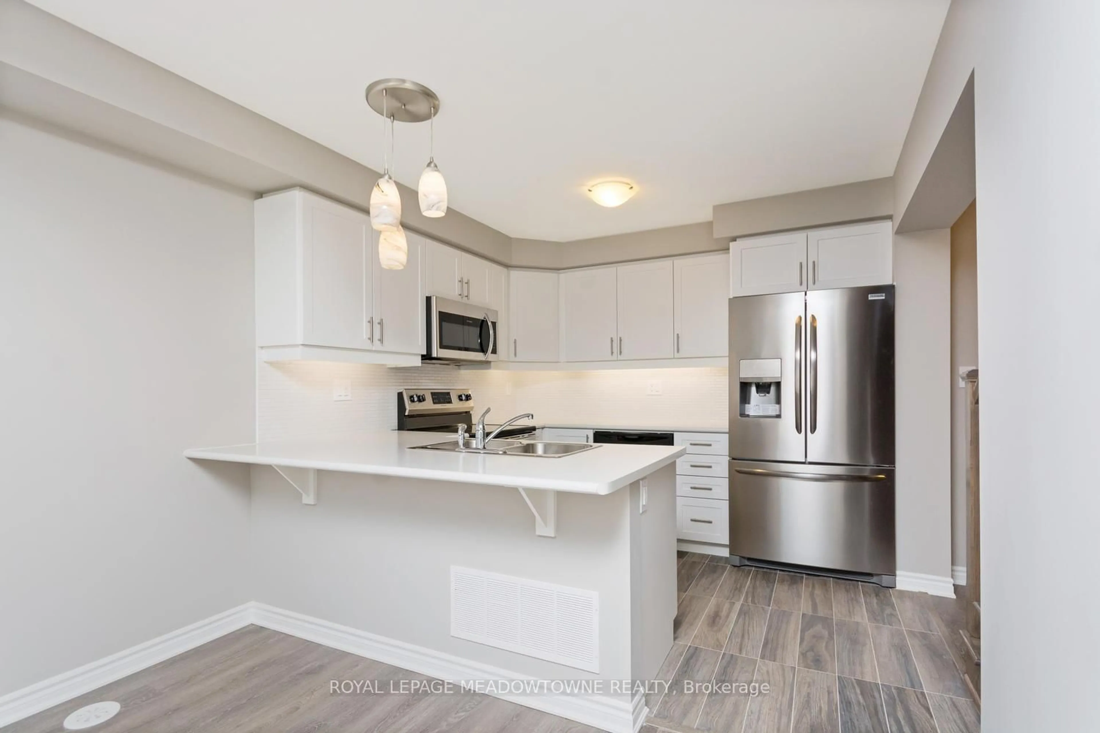 Open concept kitchen, unknown for 102 Frost Crt, Milton Ontario L9E 1G4
