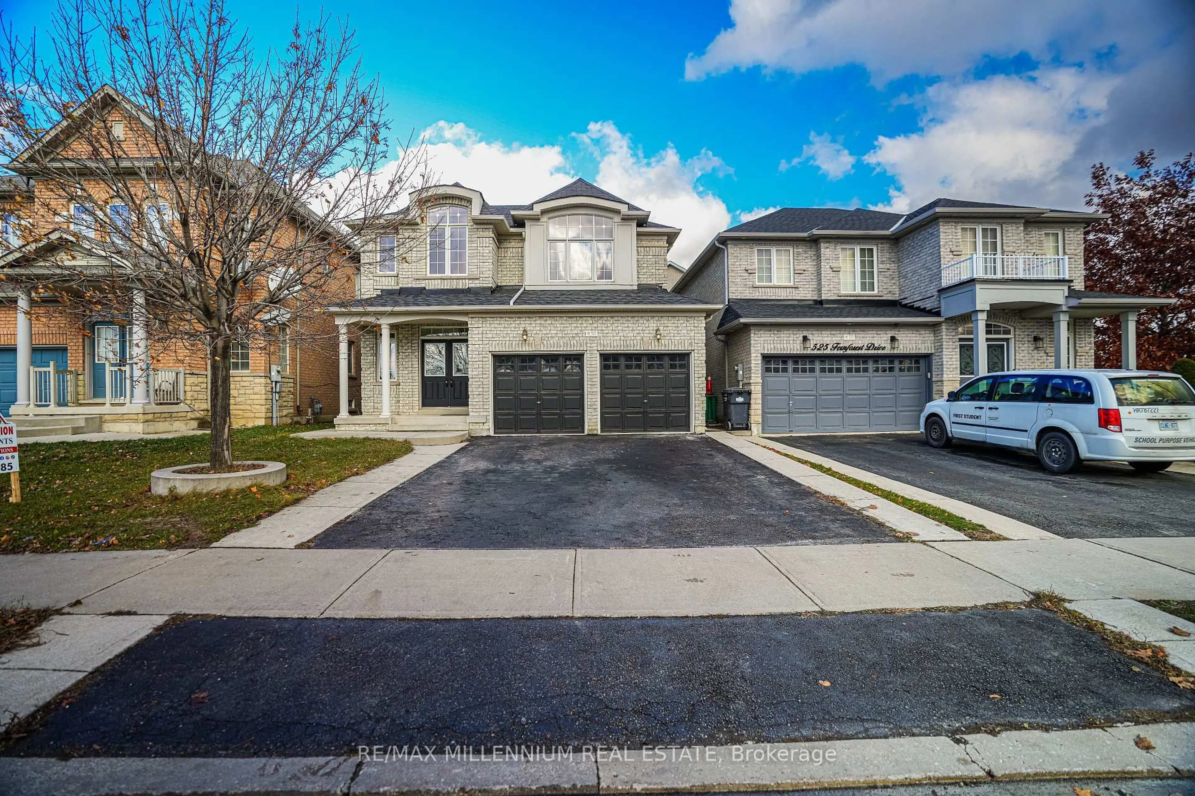 A pic from outside/outdoor area/front of a property/back of a property/a pic from drone, street for 527 Fernforest Dr, Brampton Ontario L6R 0S2