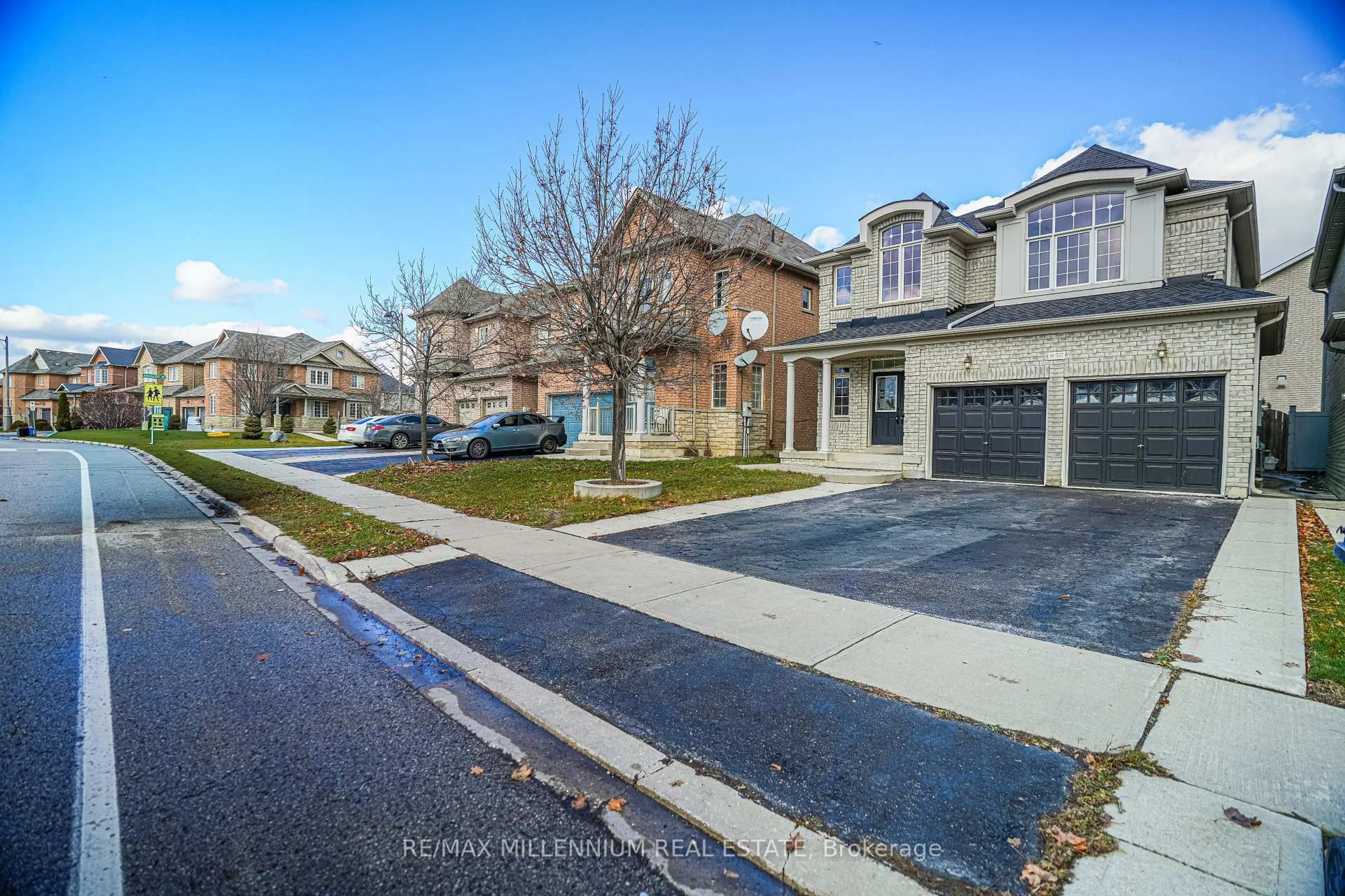 A pic from outside/outdoor area/front of a property/back of a property/a pic from drone, street for 527 Fernforest Dr, Brampton Ontario L6R 0S2