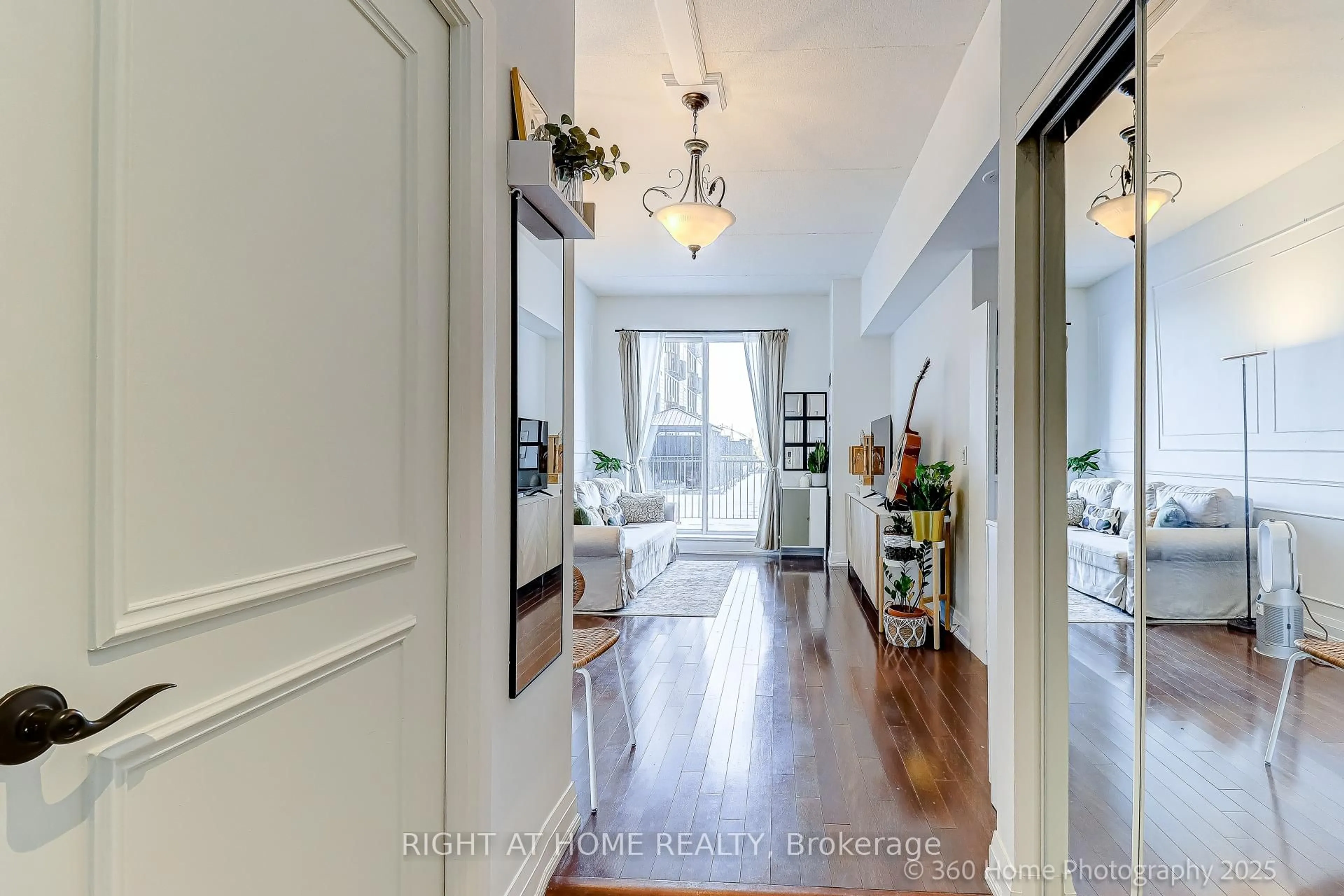 Indoor entryway for 2737 Keele St #203, Toronto Ontario M3M 2E9