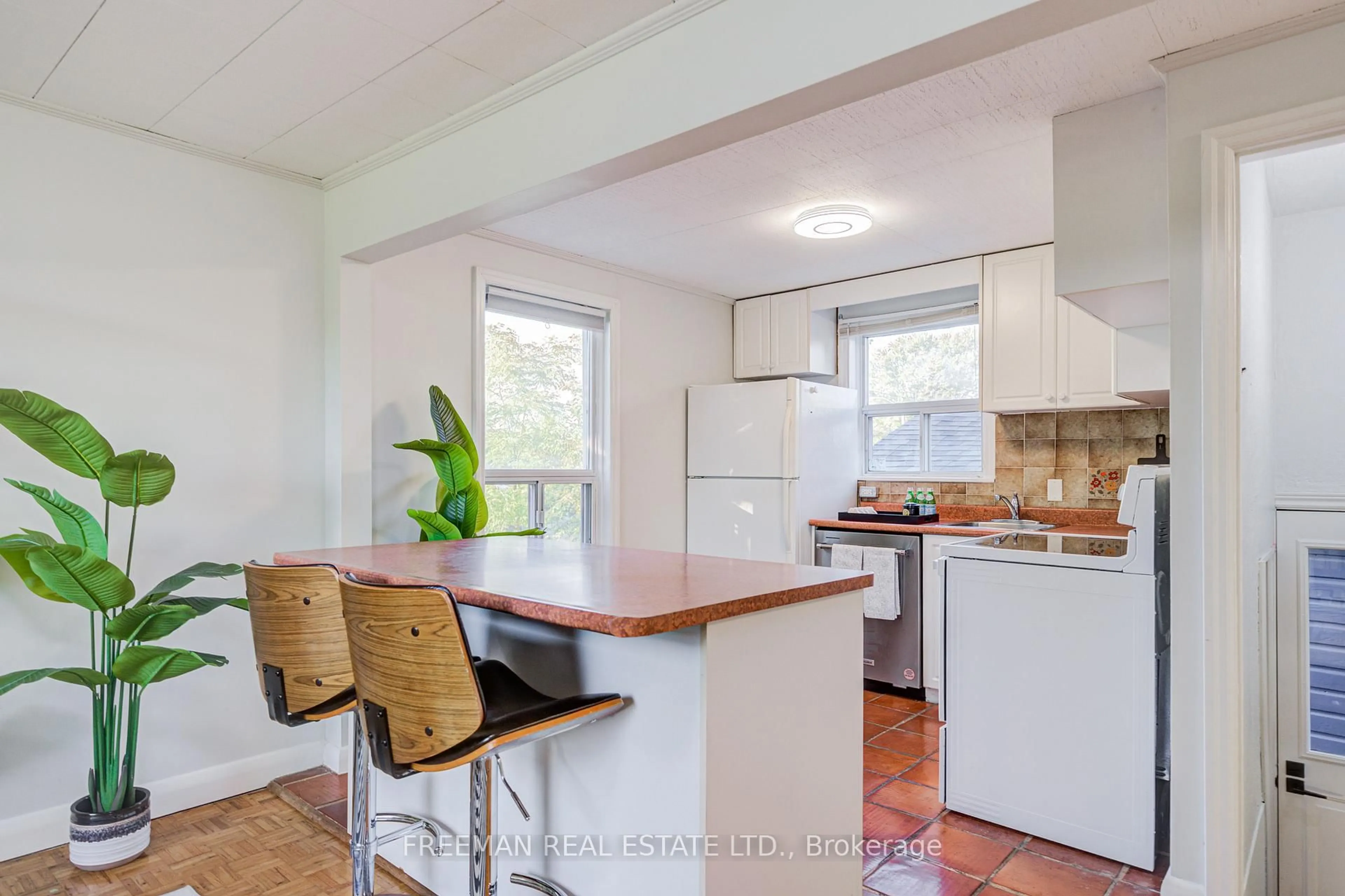 Standard kitchen, unknown for 6 Lloyd George Ave, Toronto Ontario M8W 3W4