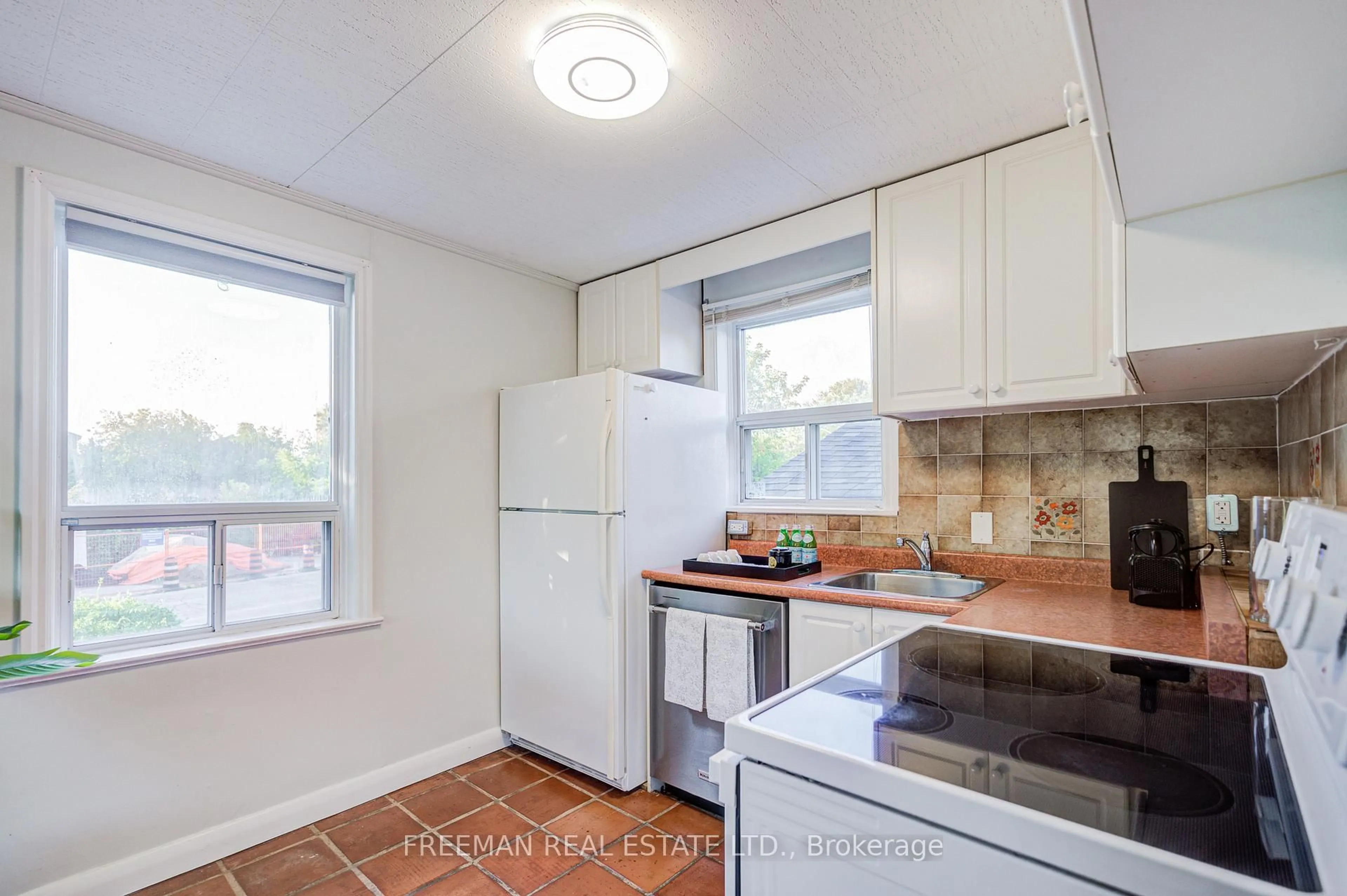 Standard kitchen, unknown for 6 Lloyd George Ave, Toronto Ontario M8W 3W4