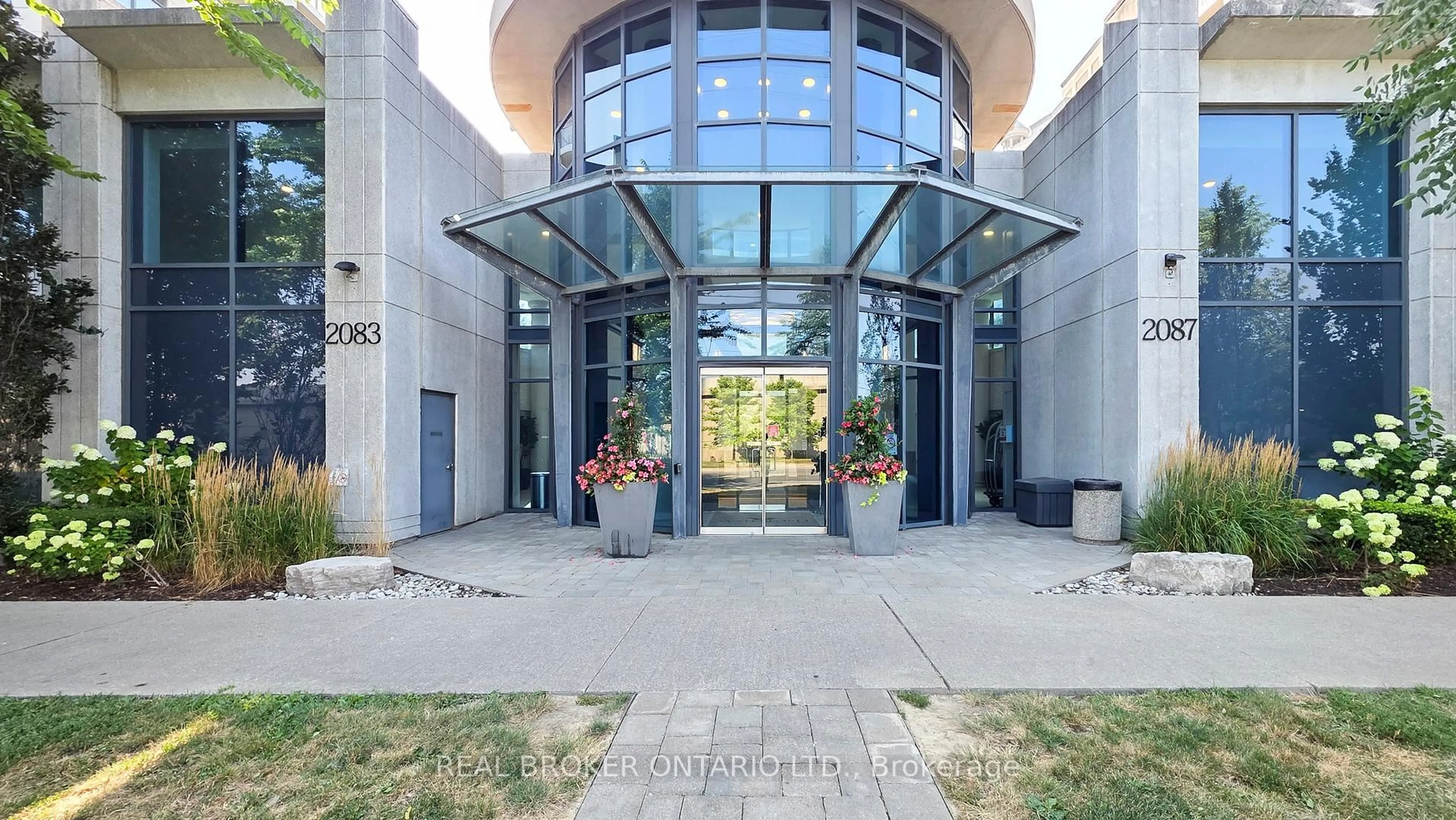 Indoor foyer for 2087 Lake Shore Blvd #PH7, Toronto Ontario M8V 4G3