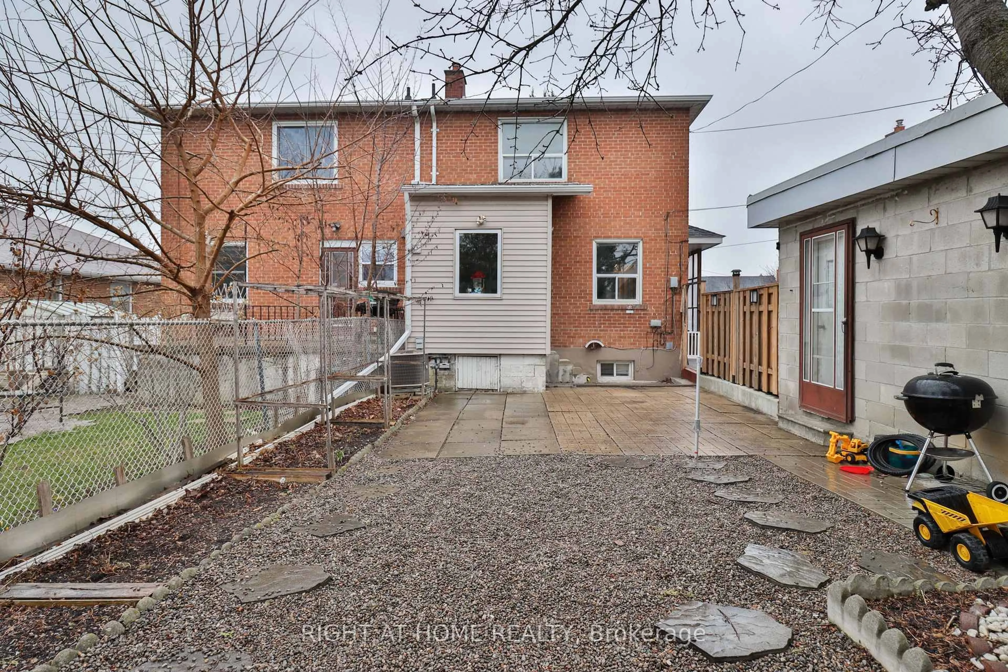 A pic from outside/outdoor area/front of a property/back of a property/a pic from drone, street for 17 Rambler Pl, Toronto Ontario M3L 1N6