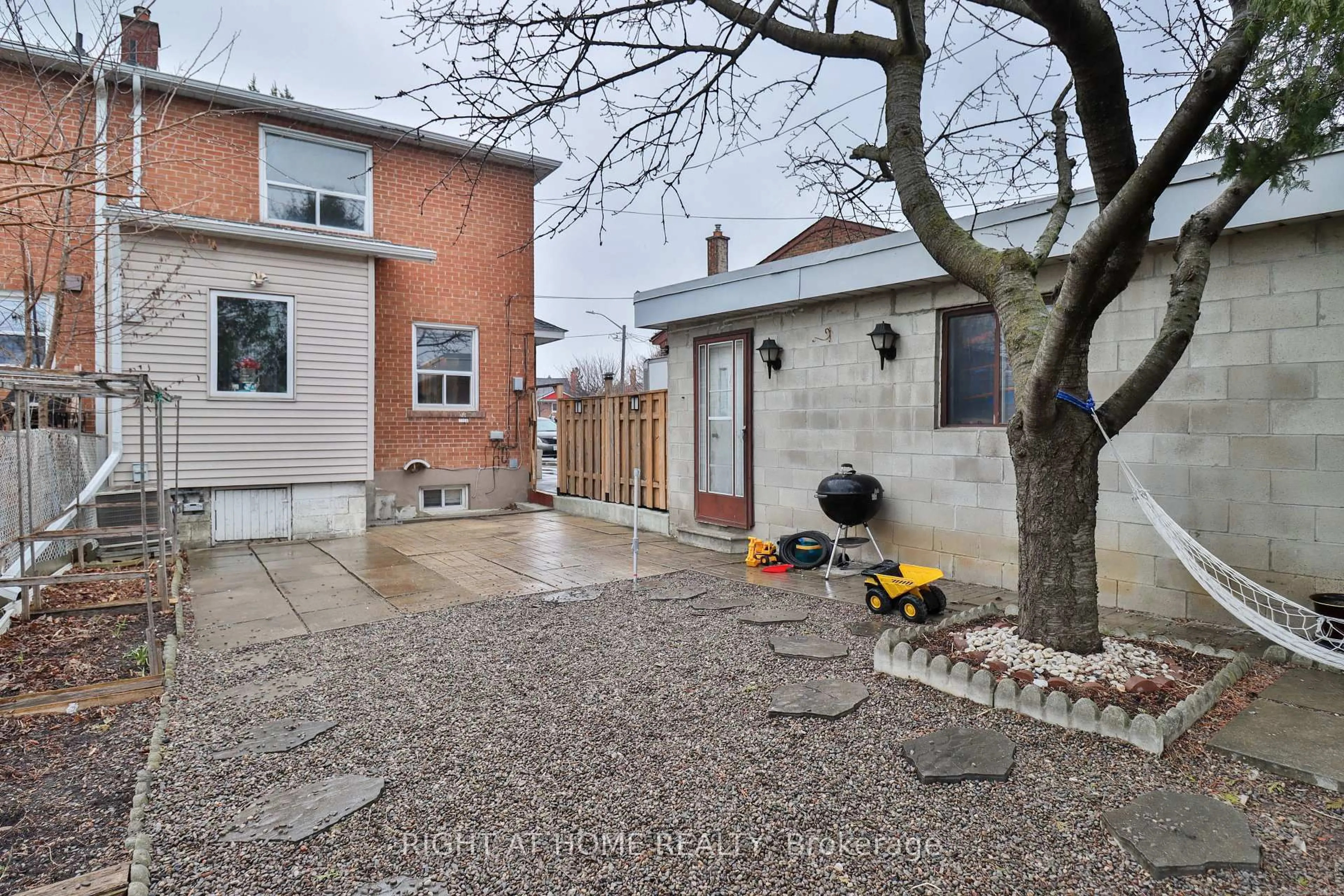 A pic from outside/outdoor area/front of a property/back of a property/a pic from drone, street for 17 Rambler Pl, Toronto Ontario M3L 1N6