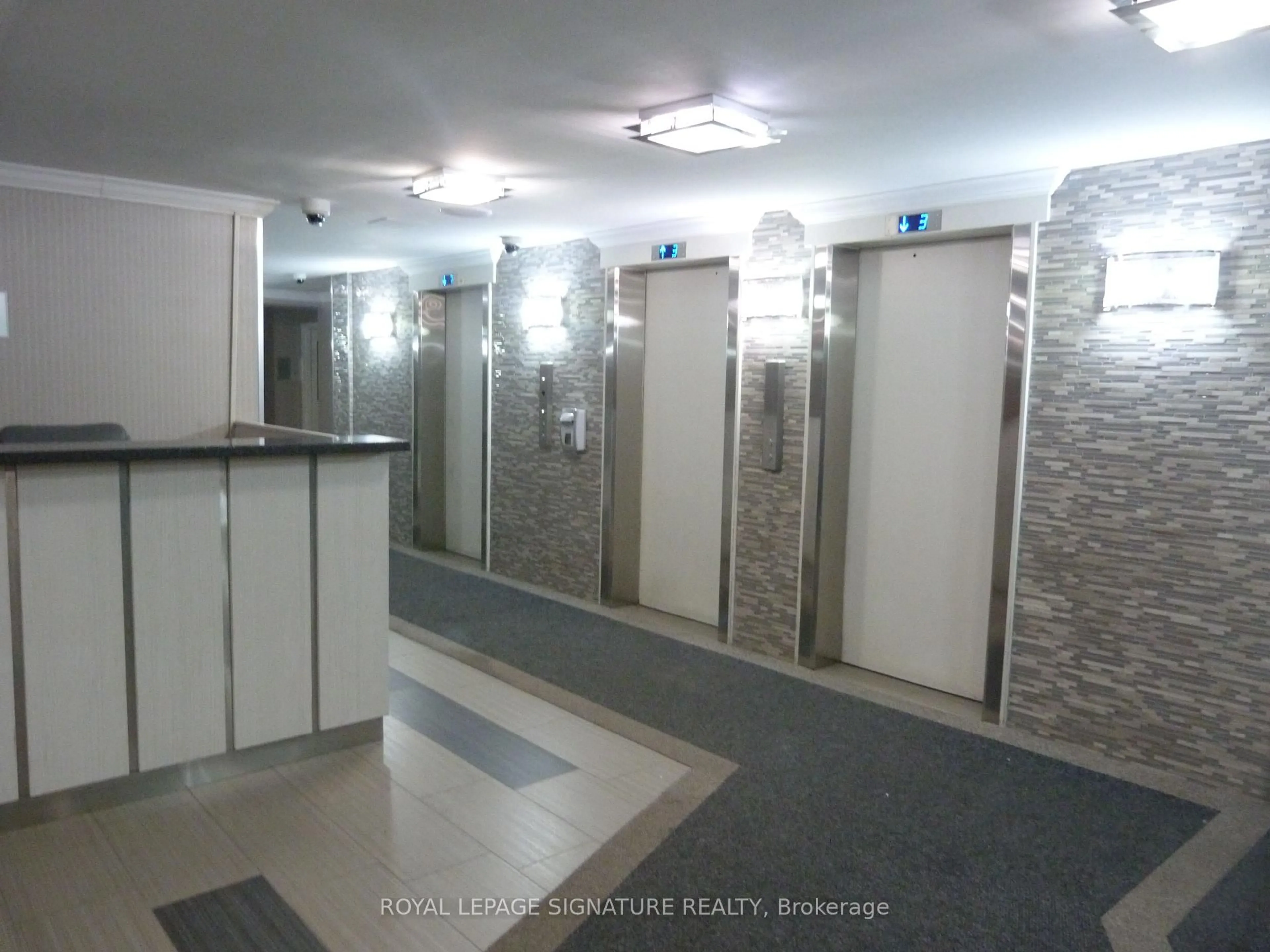 Indoor foyer for 15 Kensington Rd #209, Brampton Ontario L6T 3W2