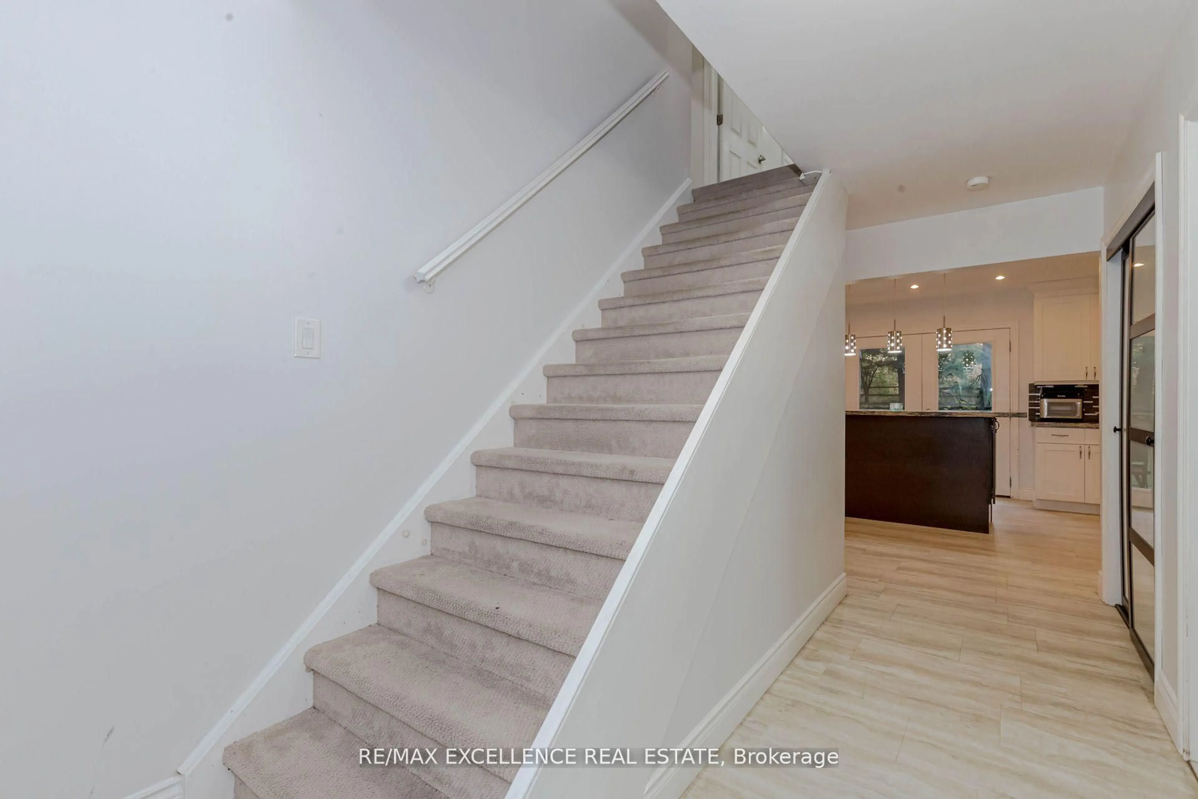 Stairs for 16556 Innis Lake Rd, Caledon Ontario L7C 2Z3