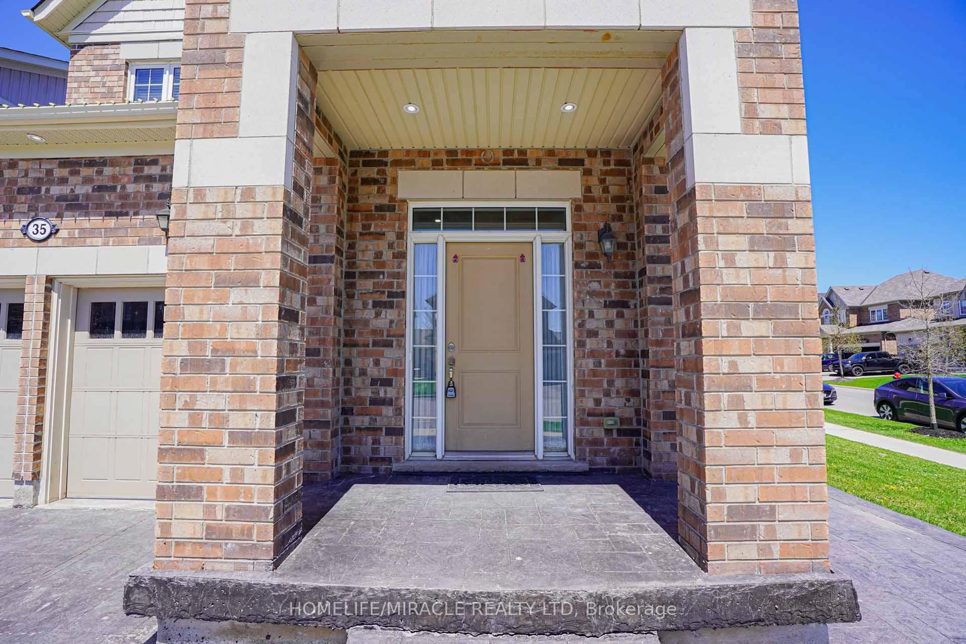 Indoor entryway for 35 Drew Brown Blvd, Orangeville Ontario L9W 6Z6