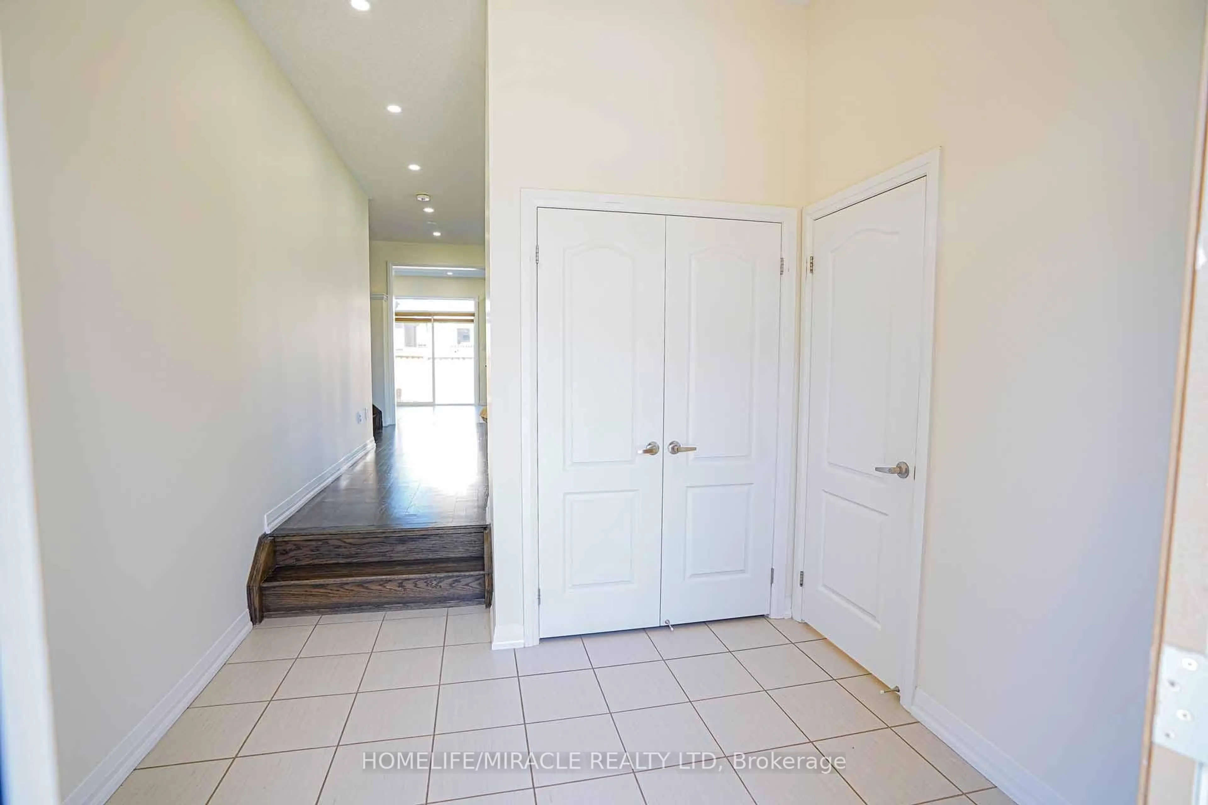 Indoor entryway for 35 Drew Brown Blvd, Orangeville Ontario L9W 6Z6