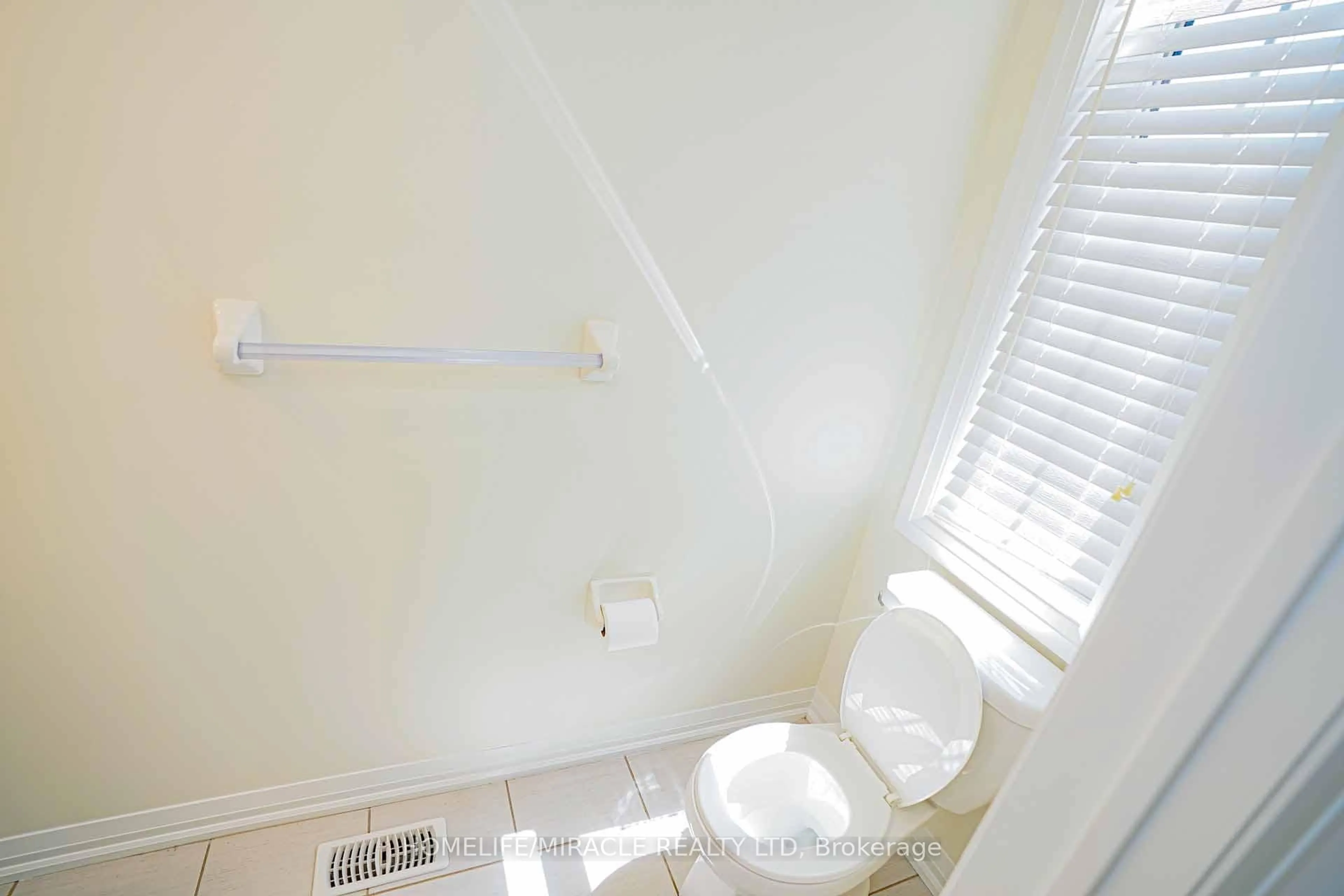 Standard bathroom, floor is not visible for 35 Drew Brown Blvd, Orangeville Ontario L9W 6Z6