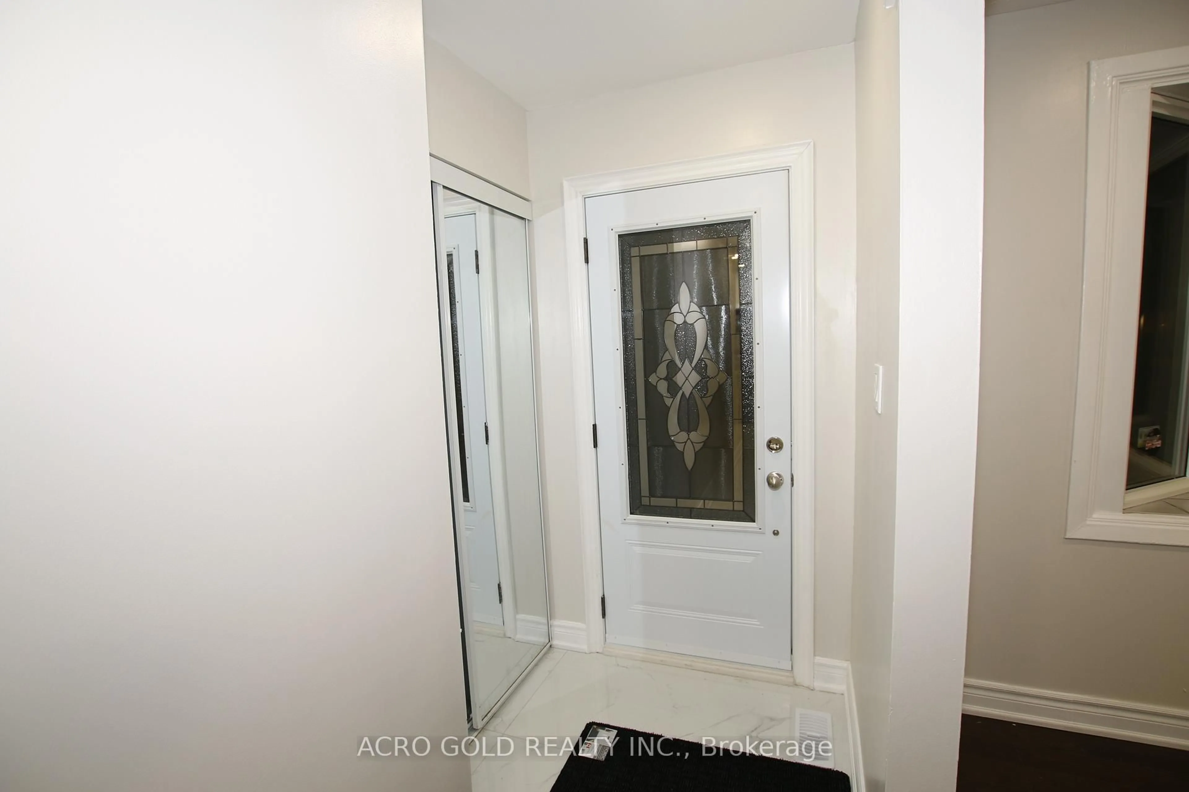 Indoor entryway for 96 Archdekin Dr, Brampton Ontario L6V 1Y7