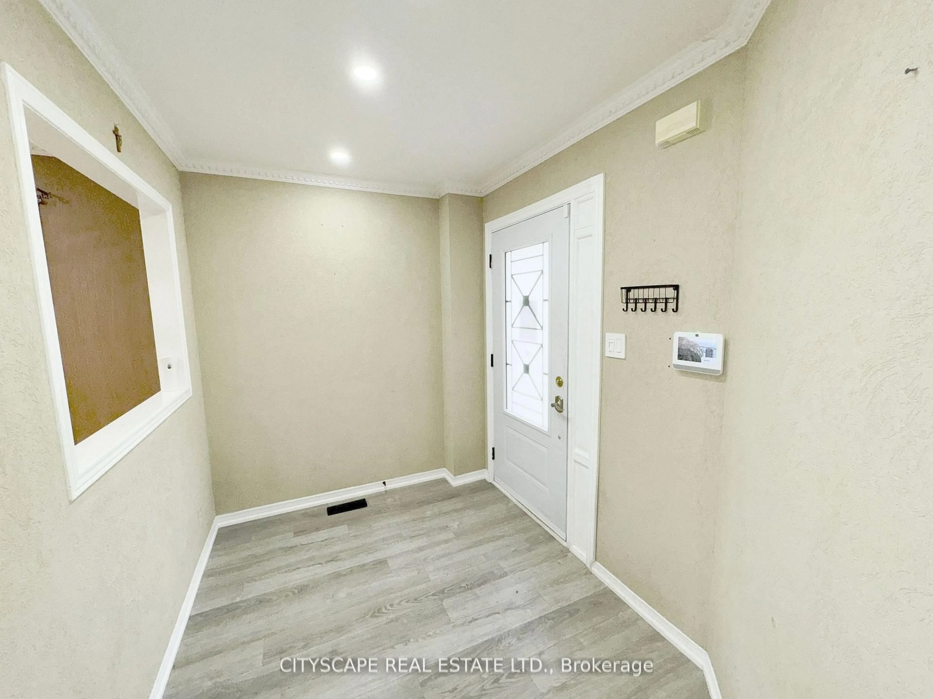Indoor entryway for 3310 Crimson King Circ, Mississauga Ontario L5W 8M8