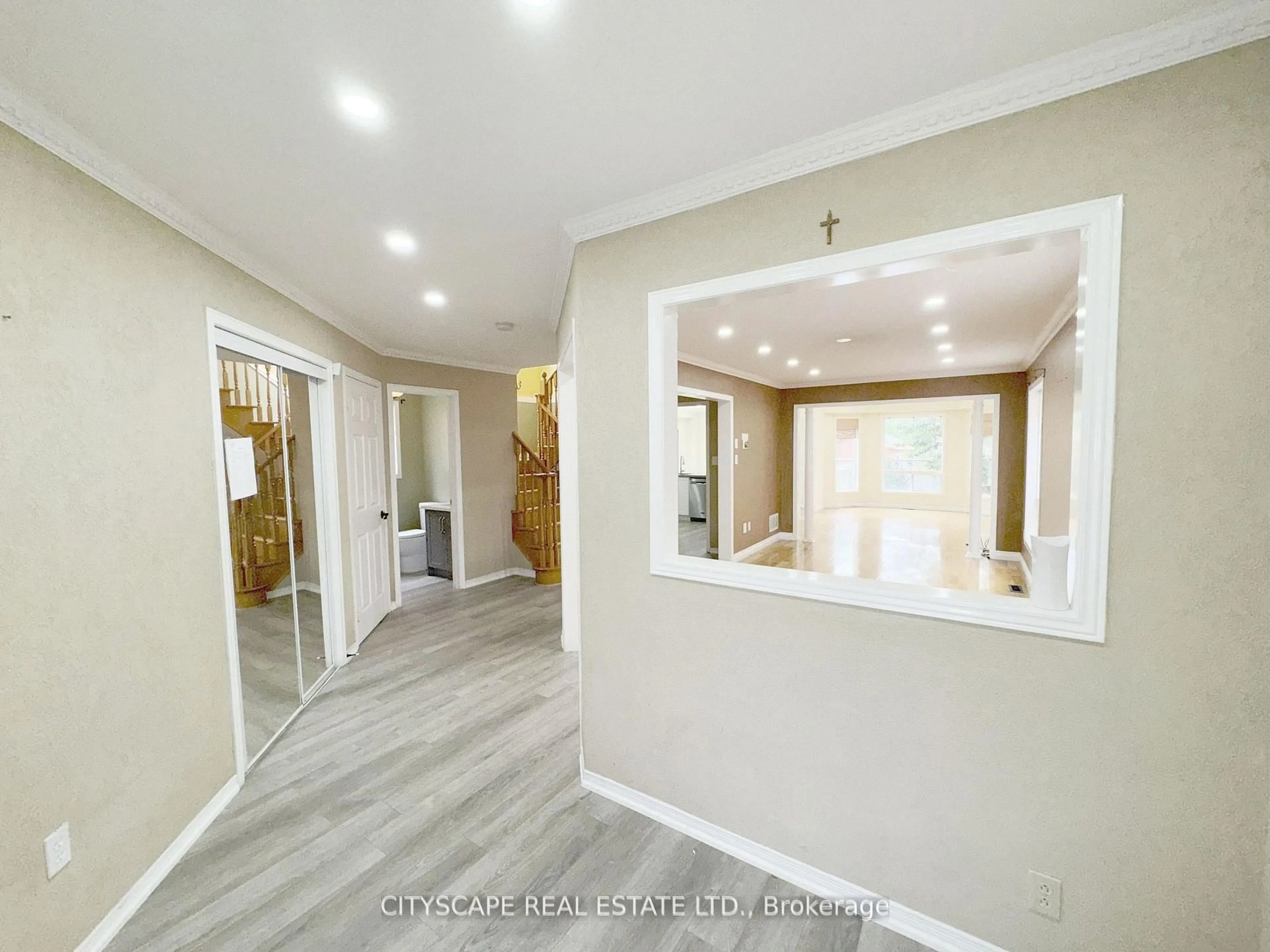 Indoor entryway for 3310 Crimson King Circ, Mississauga Ontario L5W 8M8