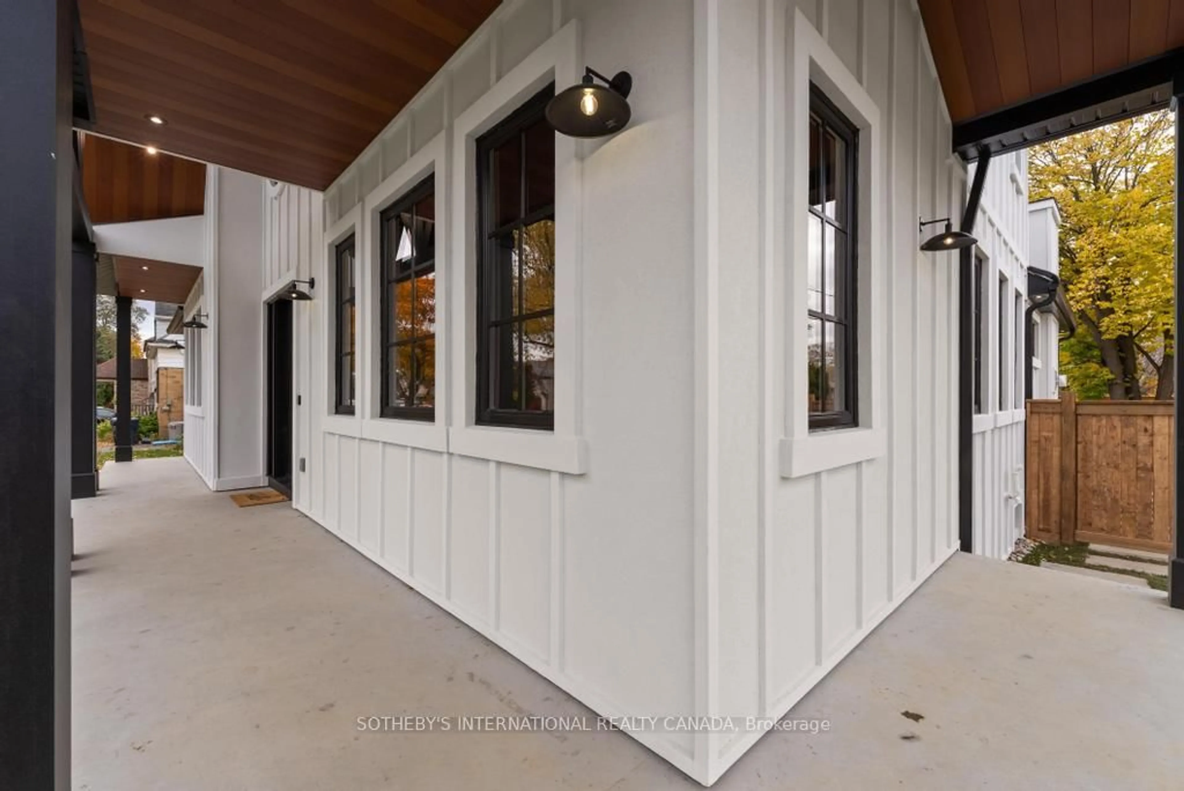 Indoor foyer for 118 Warwood Rd, Toronto Ontario M9B 5B7