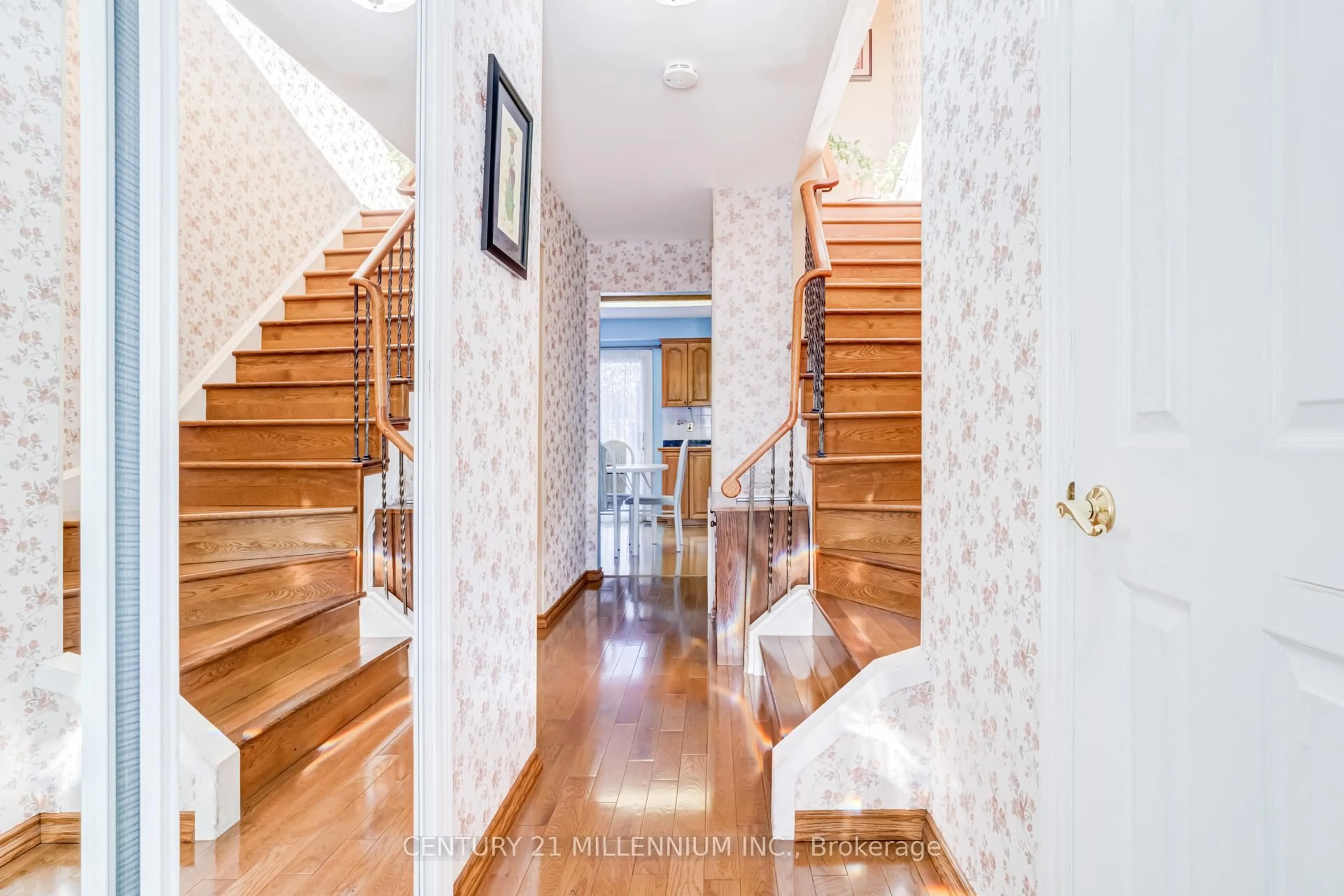 Indoor foyer for 20 Peelton Heights Rd, Brampton Ontario L6Y 2J2