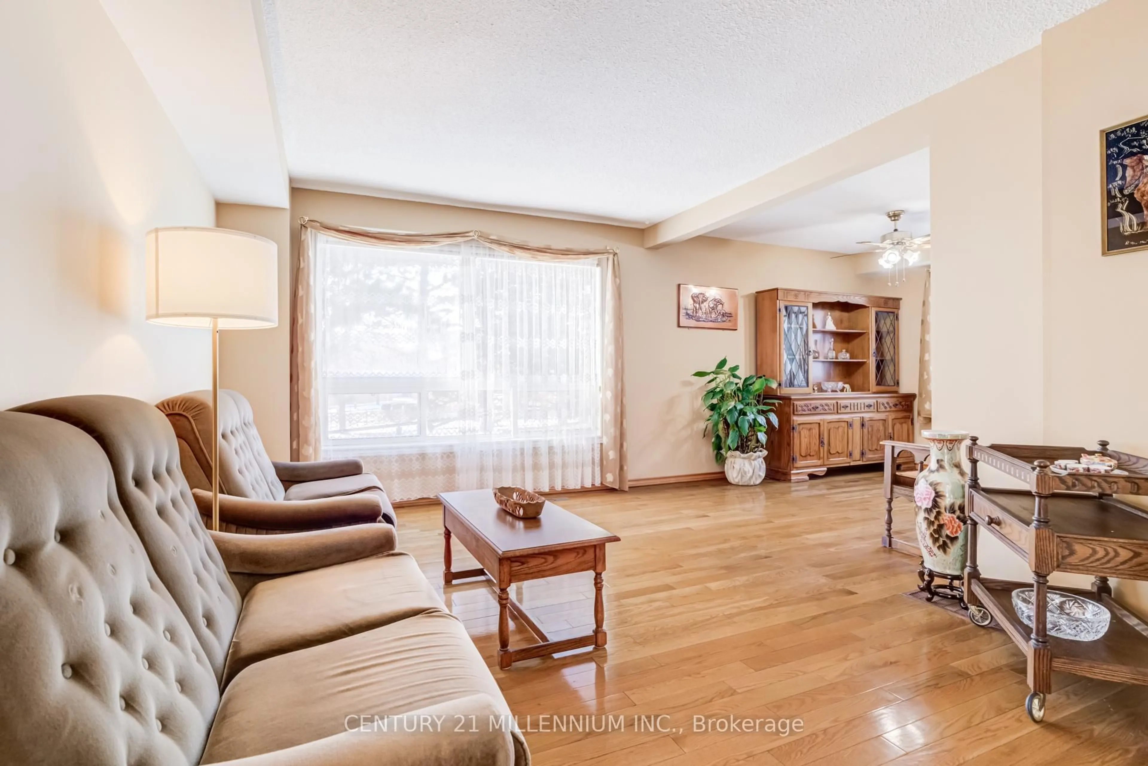 Living room with furniture, unknown for 20 Peelton Heights Rd, Brampton Ontario L6Y 2J2