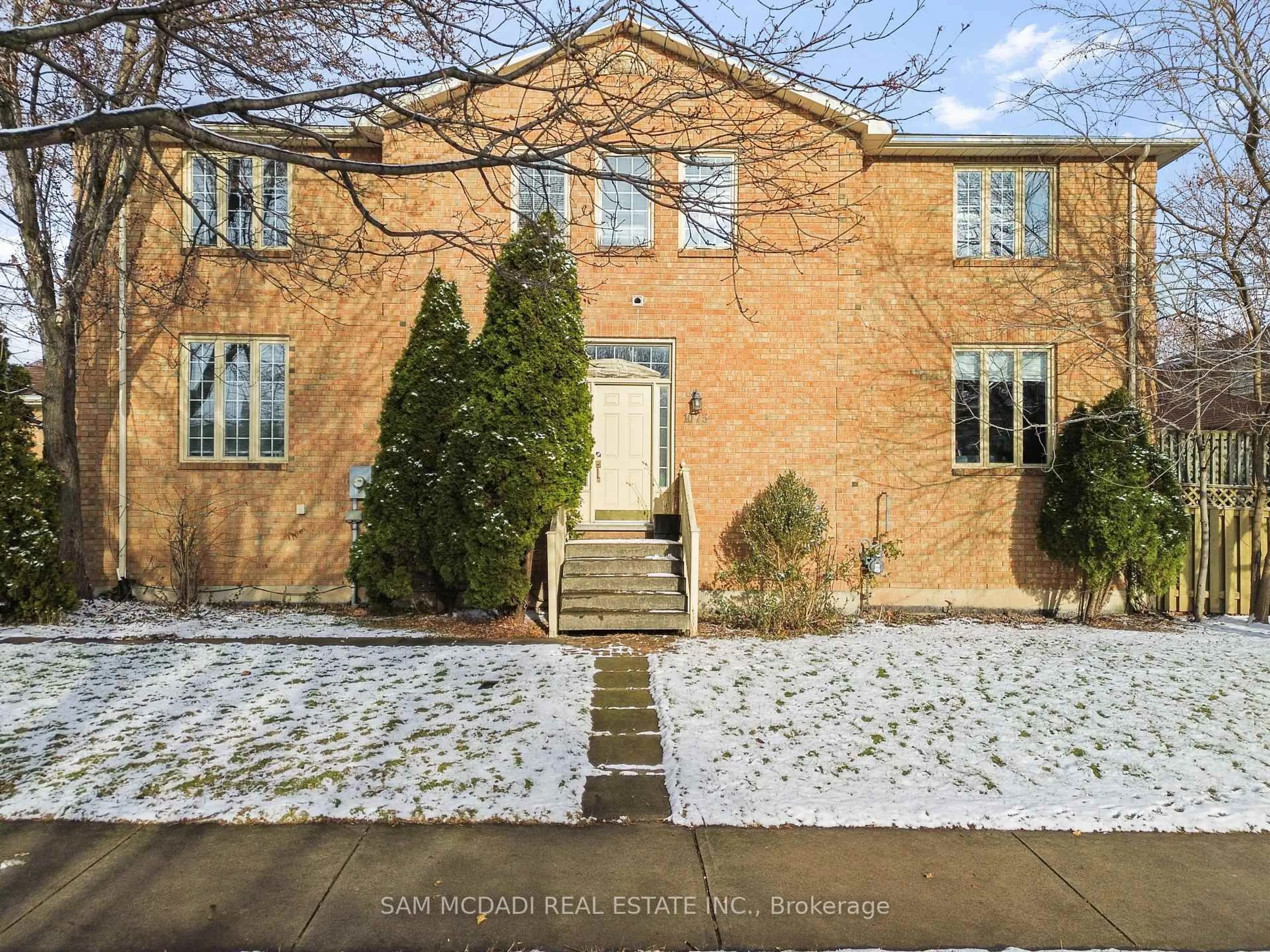 A pic from outside/outdoor area/front of a property/back of a property/a pic from drone, street for 1073 Gabriel Pl, Burlington Ontario L7R 4J6