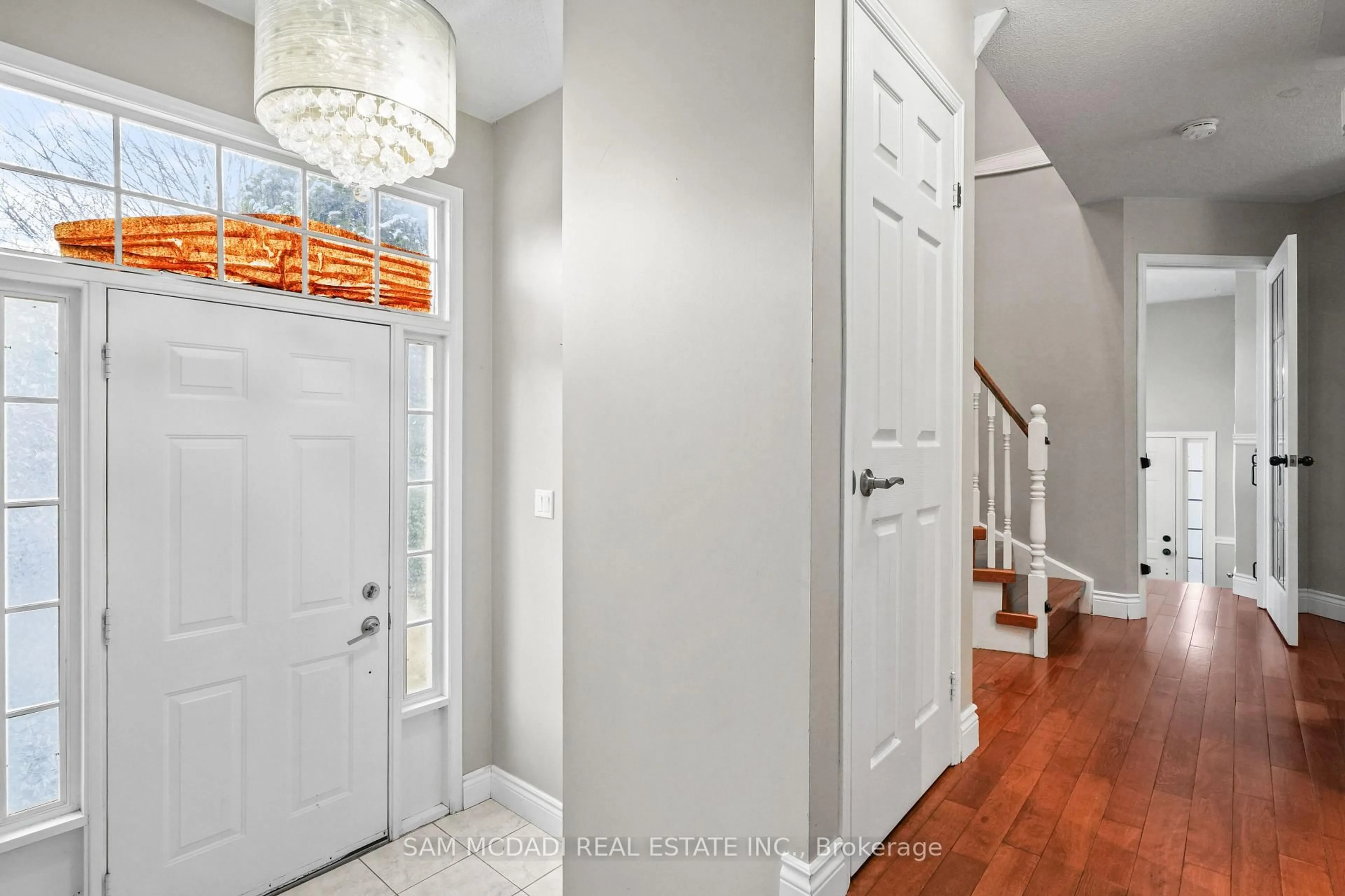 Indoor entryway for 1073 Gabriel Pl, Burlington Ontario L7R 4J6