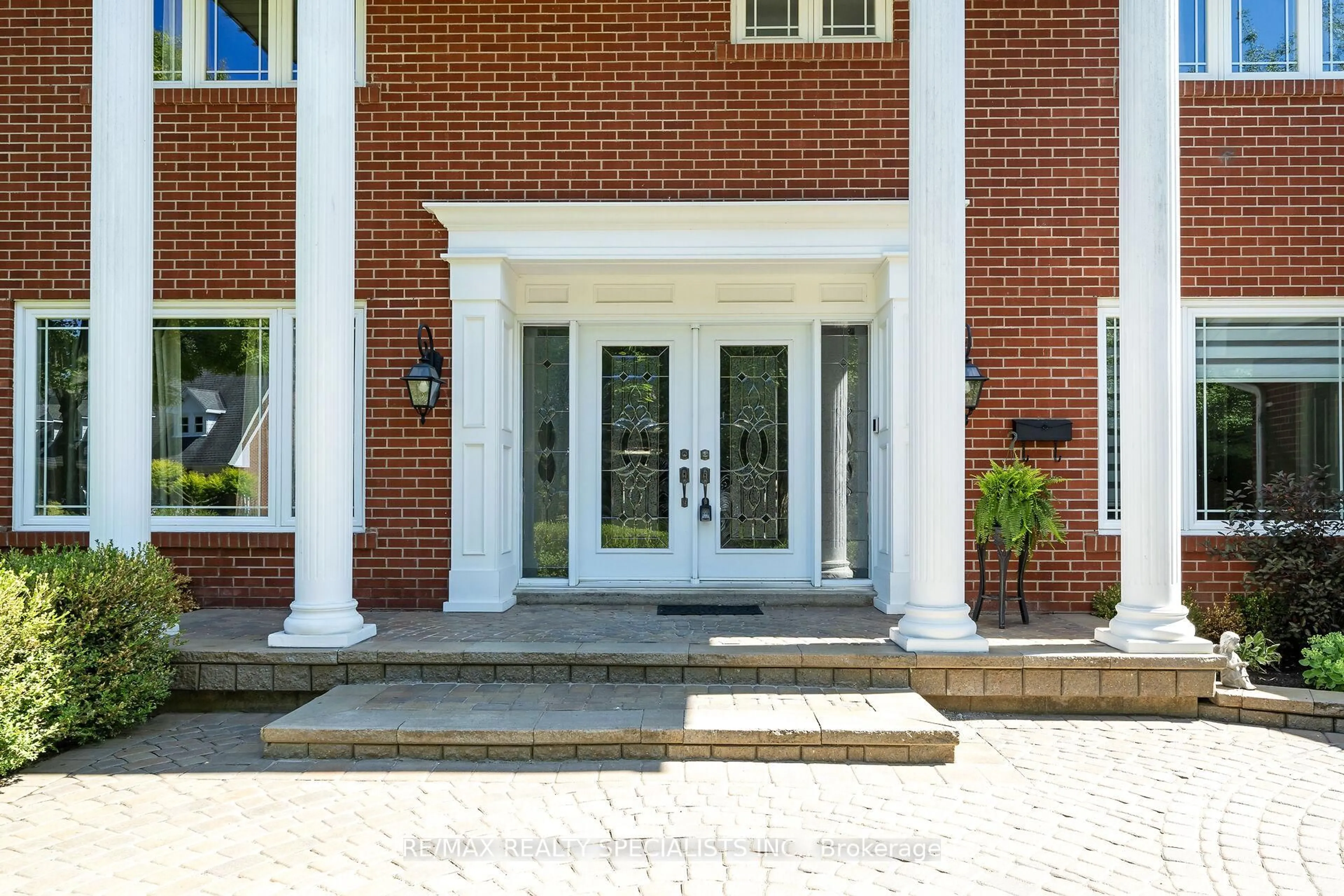 Home with brick exterior material, unknown for 1480 Ballyclare Dr, Mississauga Ontario L5C 1J5