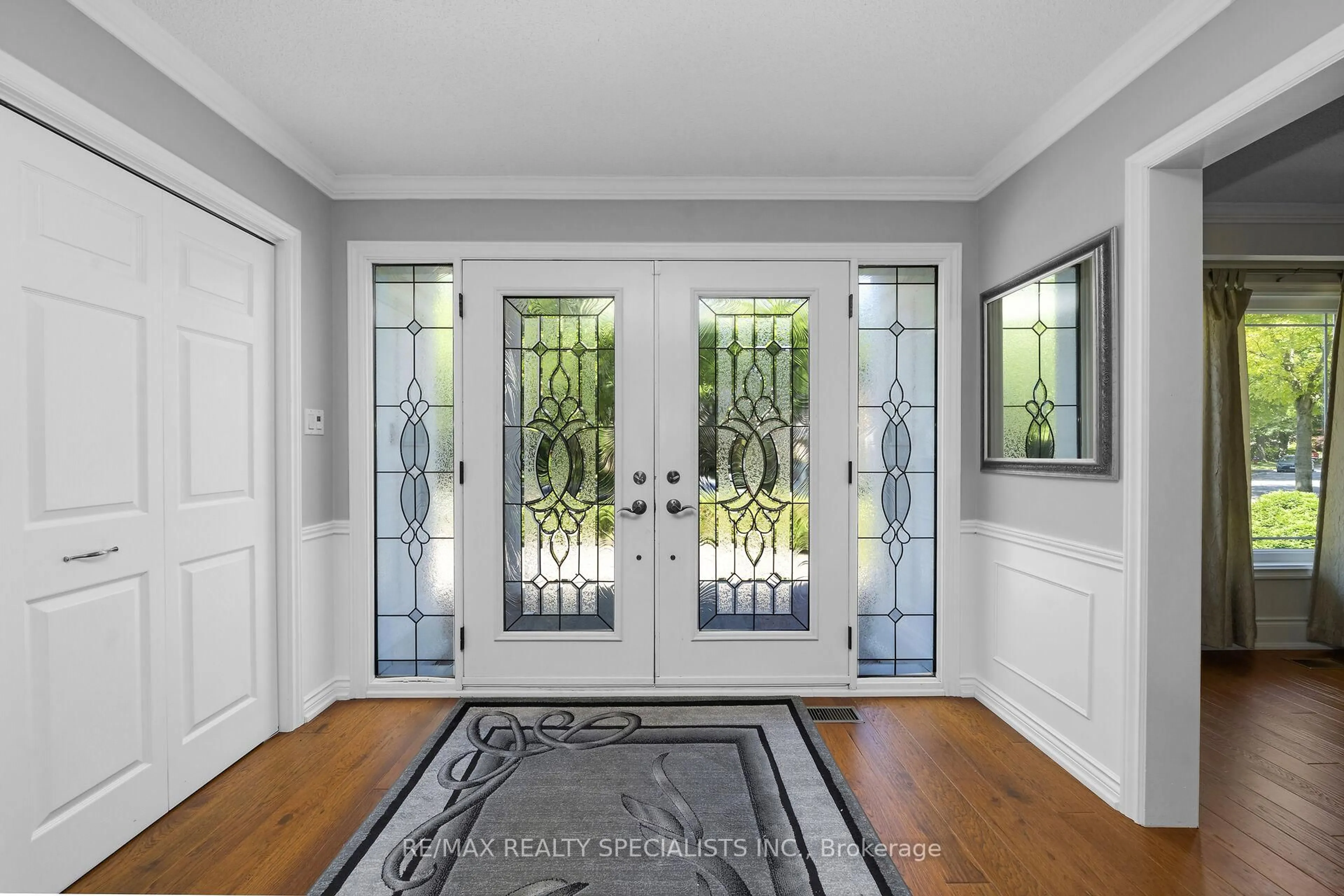 Indoor entryway for 1480 Ballyclare Dr, Mississauga Ontario L5C 1J5