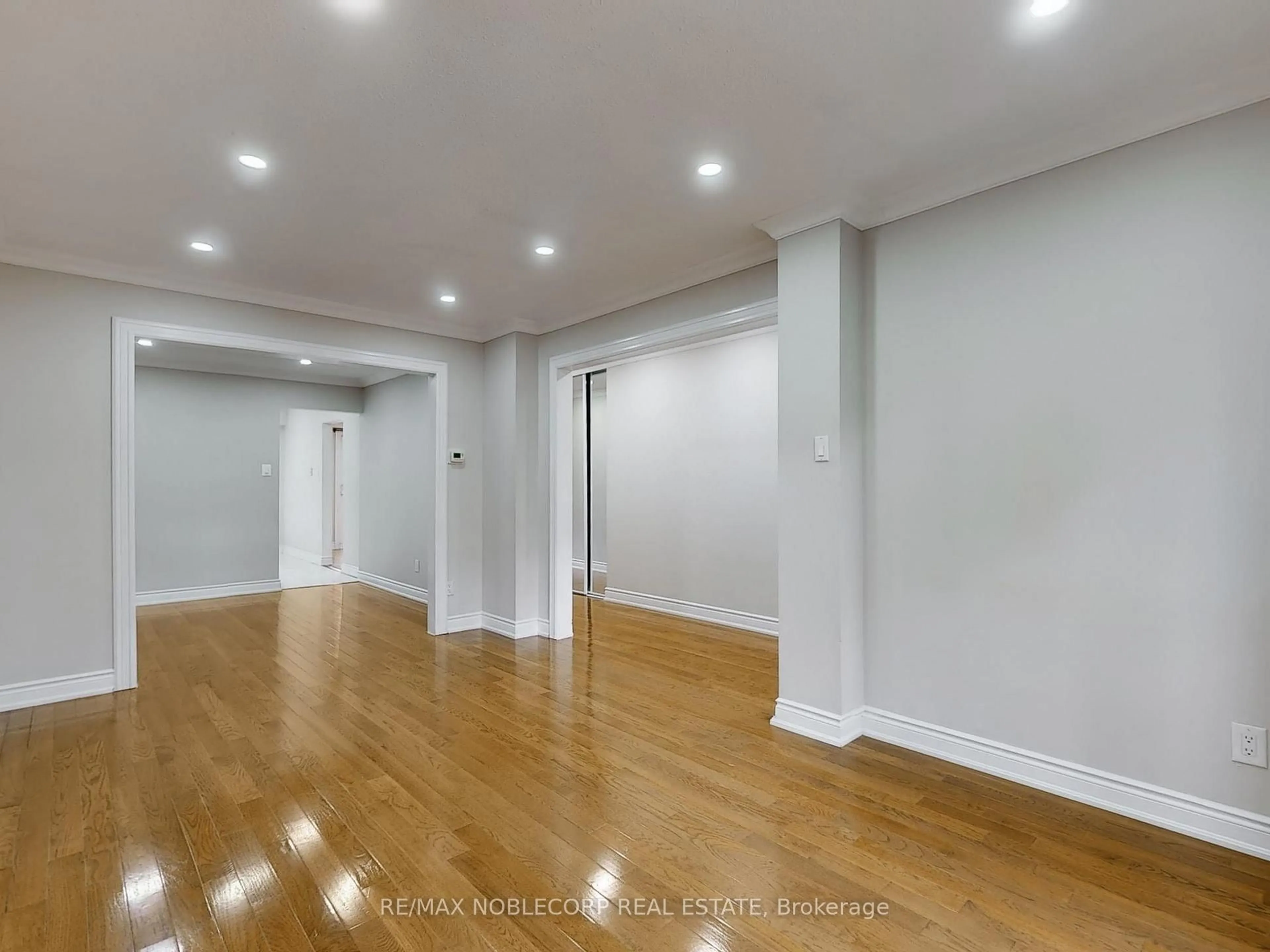 A pic of a room for 892 Sweetwater Cres, Mississauga Ontario L5H 4A8