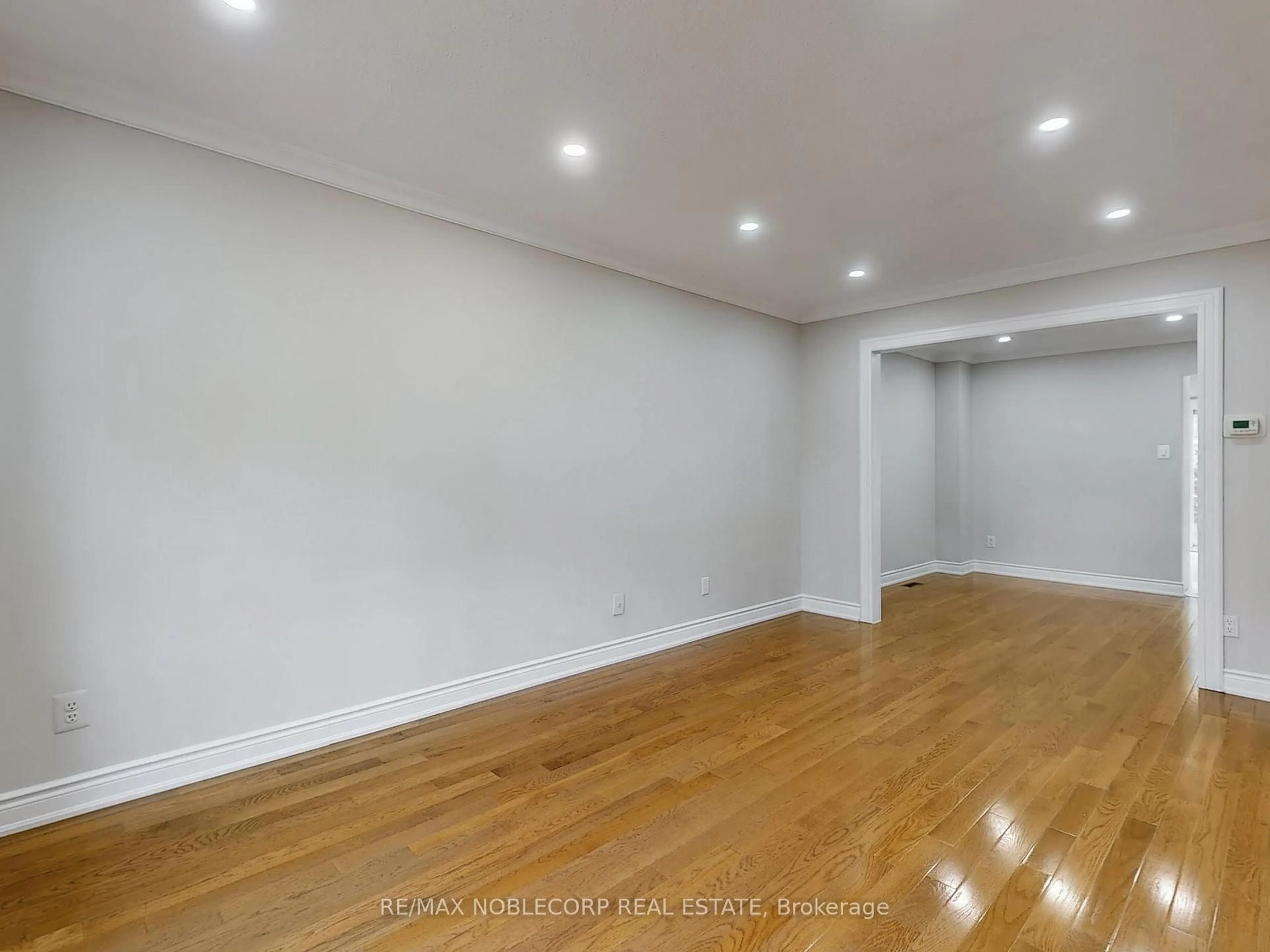 A pic of a room for 892 Sweetwater Cres, Mississauga Ontario L5H 4A8