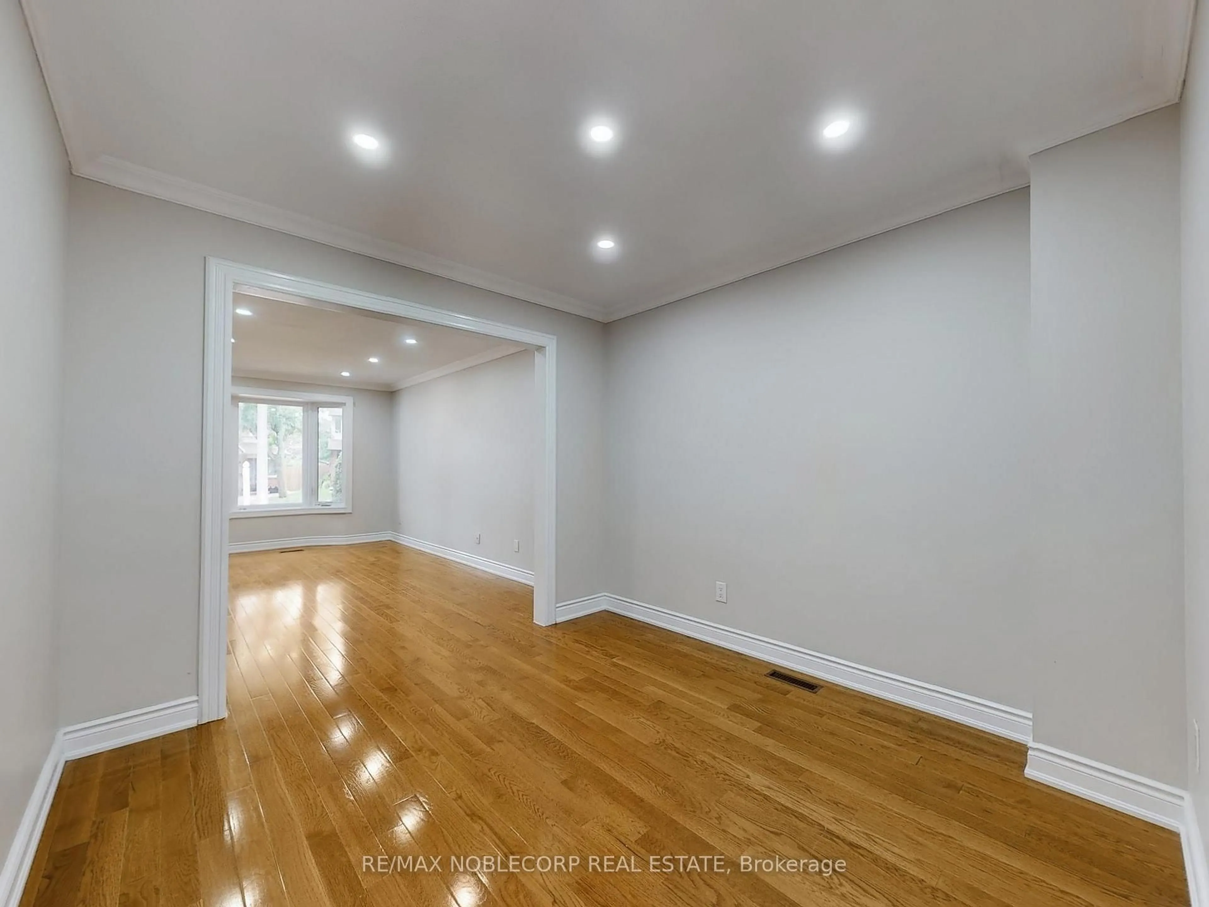 A pic of a room for 892 Sweetwater Cres, Mississauga Ontario L5H 4A8