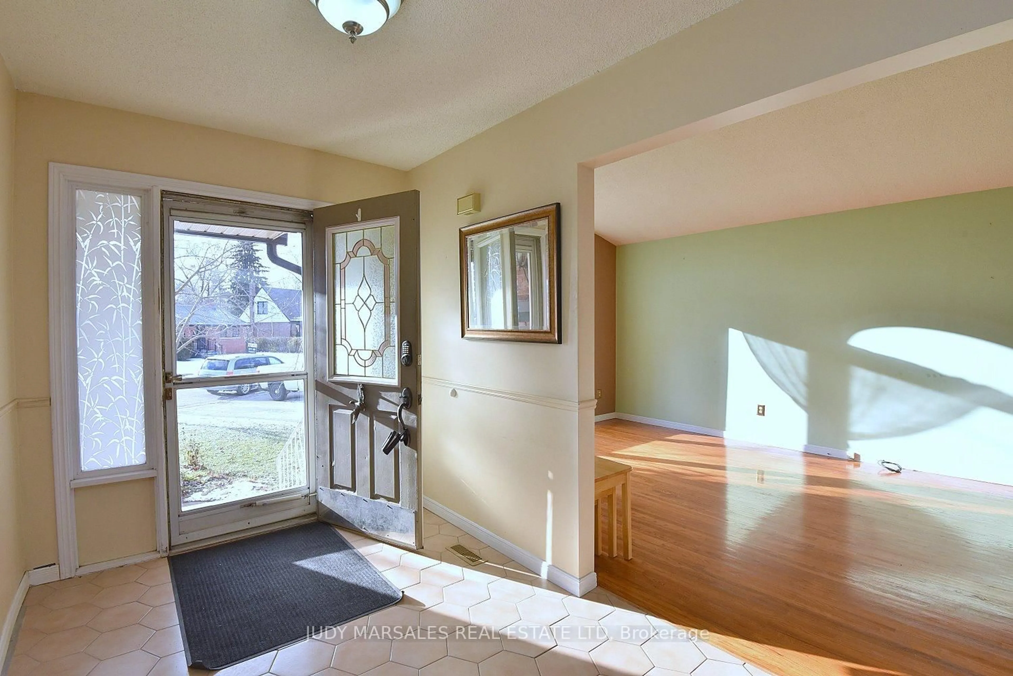 Indoor entryway for 689 Penny Lane, Burlington Ontario L7T 4H9